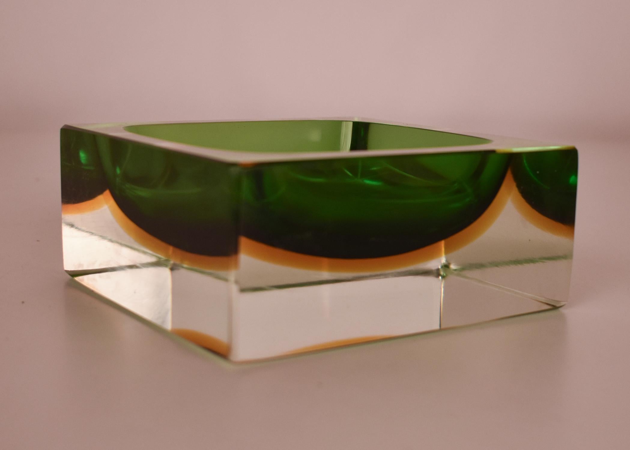  Large Murano Green Glass Sommerso Bowl  Flavio Poli, Italy, 1970s In Good Condition For Sale In Barcelona, Cataluna