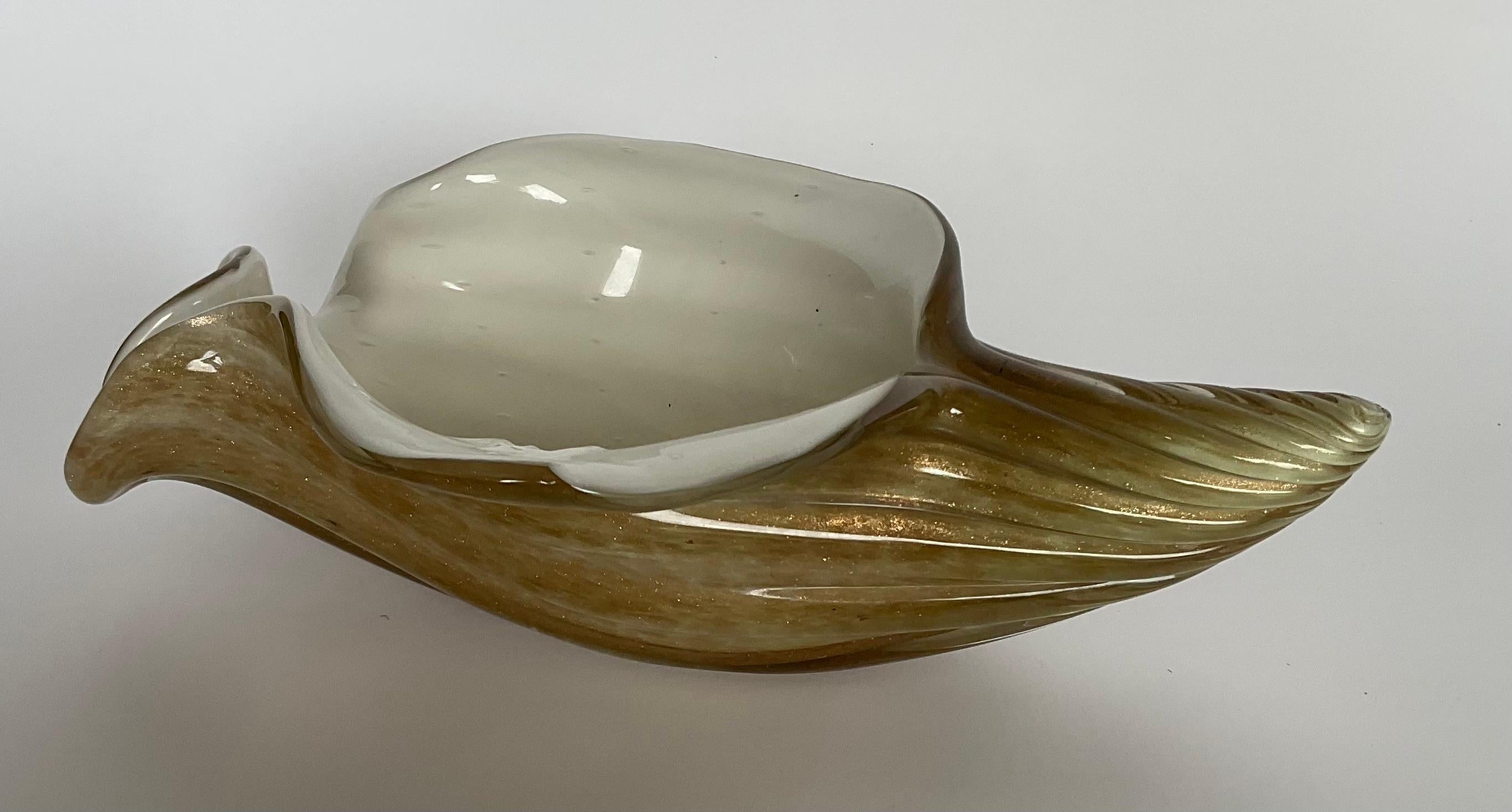 Große mundgeblasene Muschelskulptur aus Murano-Kunstglas mit Aventurin-Dekoration (Mitte des 20. Jahrhunderts) im Angebot