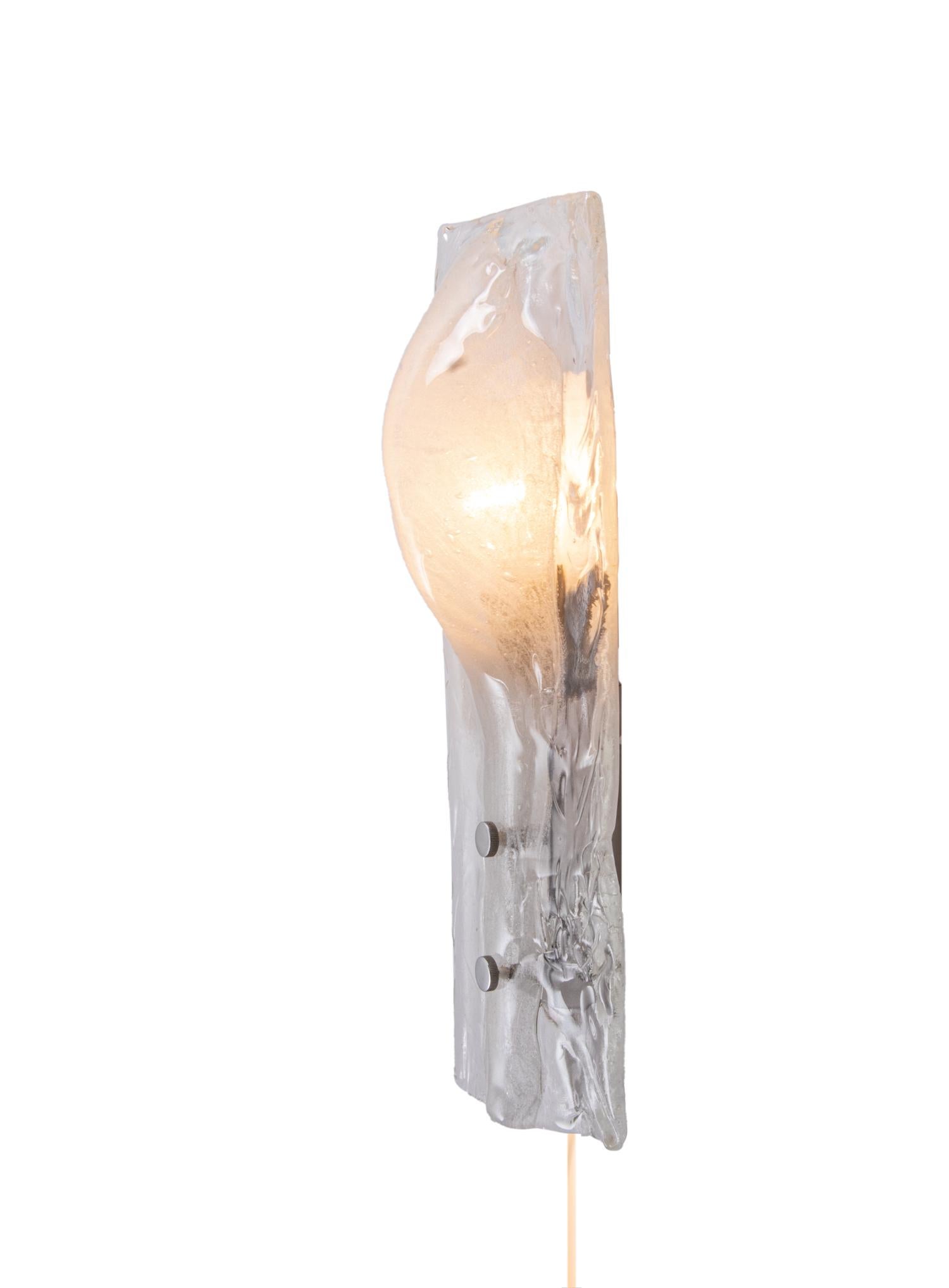 Elegant large Kalmar wall sconce made of handblown clear and white Murano glass mounted on chrome back plate. Made in Austria in the 1960s. 

Maker: J.T. Kalmar, labeled. 
Measures: height 16“ in. (40,5 cm), width 5.9“ in. (15 cm), depth 4.7“ in.