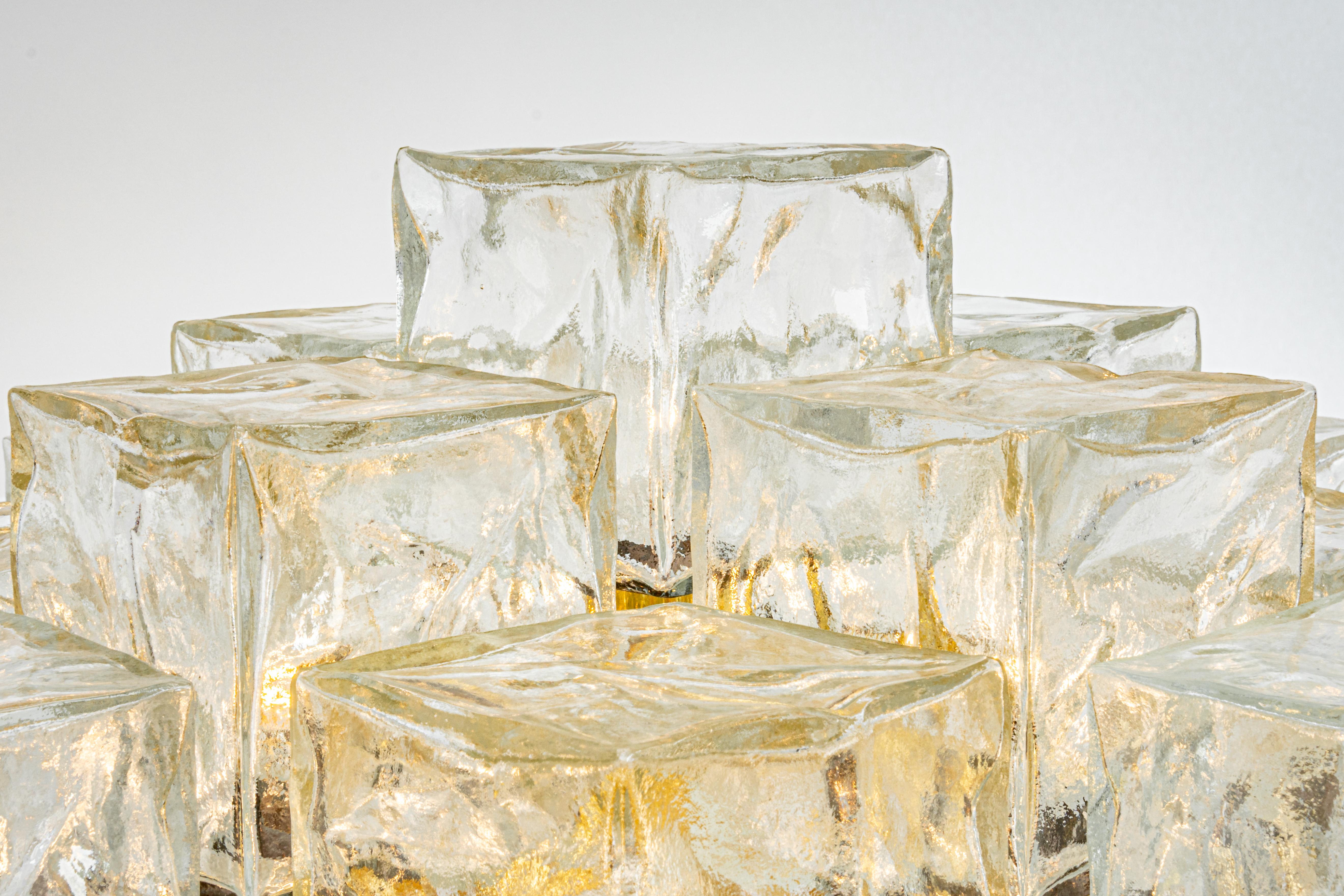1 von 2 großen Einbaubeleuchtung aus Murano-Eisglas von Kalmar, Österreich, 1960er Jahre (Österreichisch) im Angebot