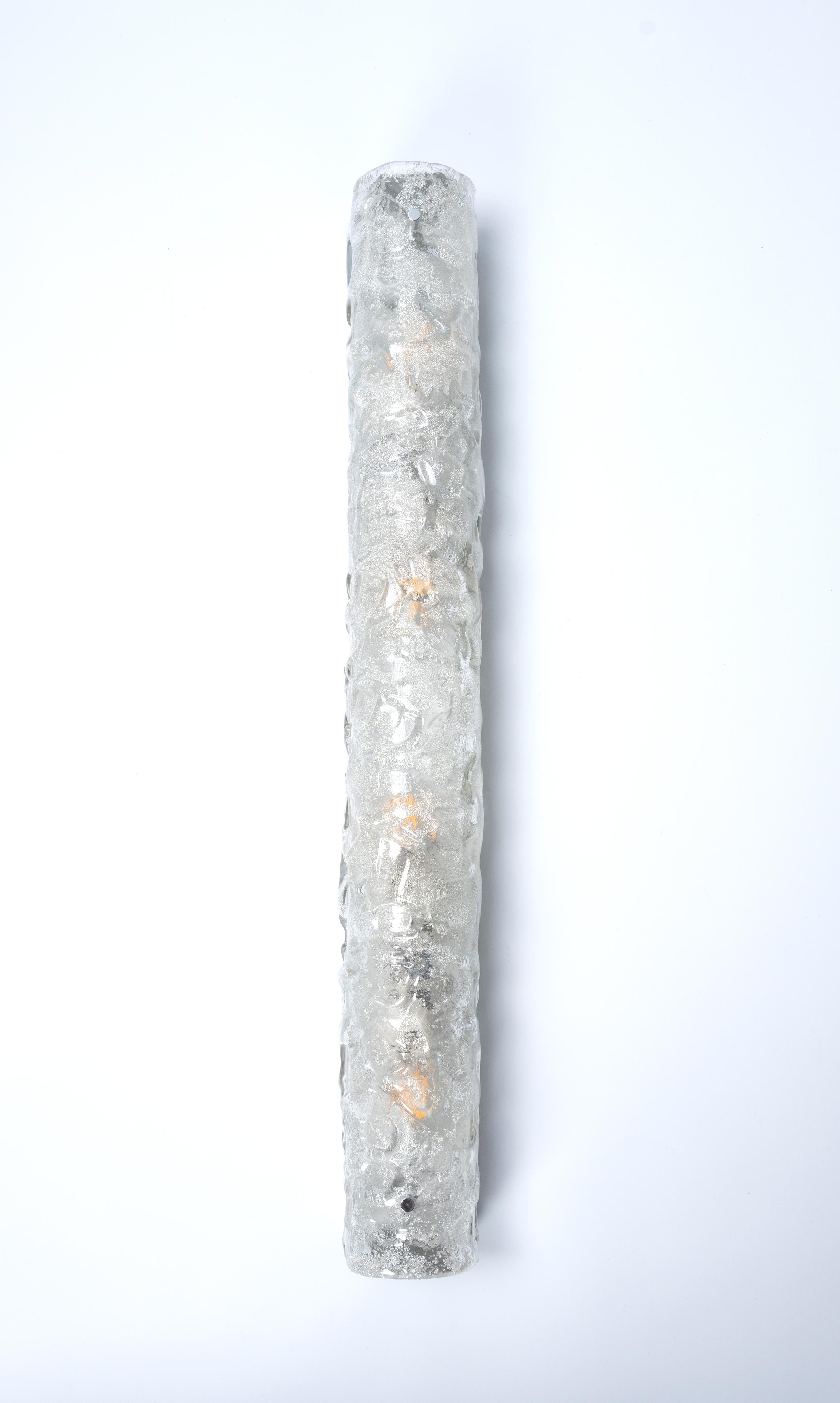 Große Murano-Eisglas-Wandleuchte
Hillebrand, Deutschland, um 1970

Strukturierter, kristallklarer, röhrenförmiger Schirm, der Eis simuliert, auf einem Metallgestell.  Kann senkrecht oder waagerecht aufgestellt werden. Lichtschalter an der Seite des