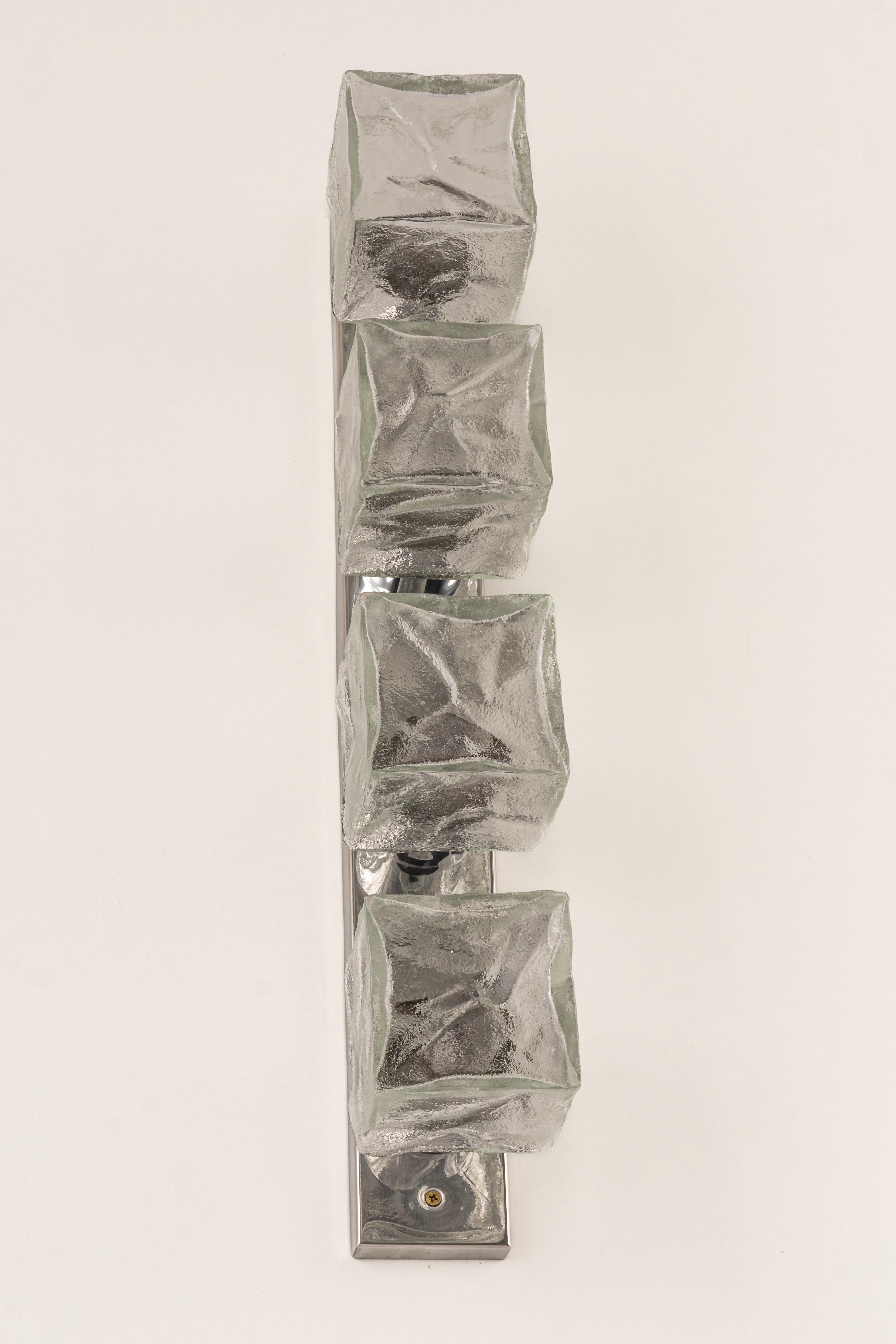 Große Wandleuchten aus Murano-Eisglas von Kalmar, Österreich, hergestellt in den 1960er Jahren.
Die Wandleuchte besteht aus einem 4 dicken Muranoglaswürfel, der an einem verchromten Metallrahmen befestigt ist.
Wunderbarer Lichteffekt.

Schwere