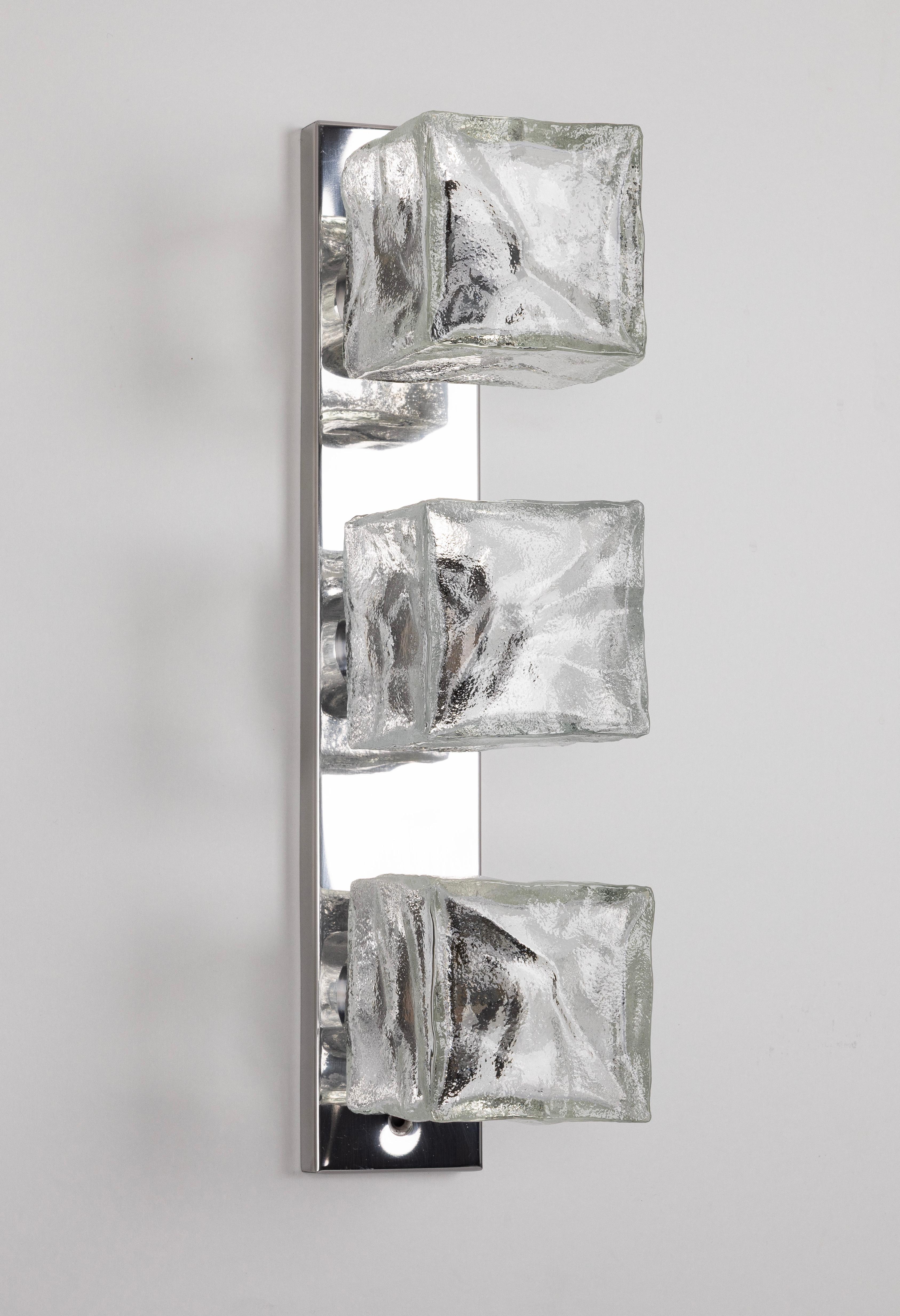 Apliques grandes de cristal helado de Murano de Kalmar, Austria, fabricados en la década de 1960.
El aplique está compuesto por un cubo de cristal de Murano de 3 cm de grosor sujeto a un marco de metal cromado.
Maravilloso efecto de luz.

De gran