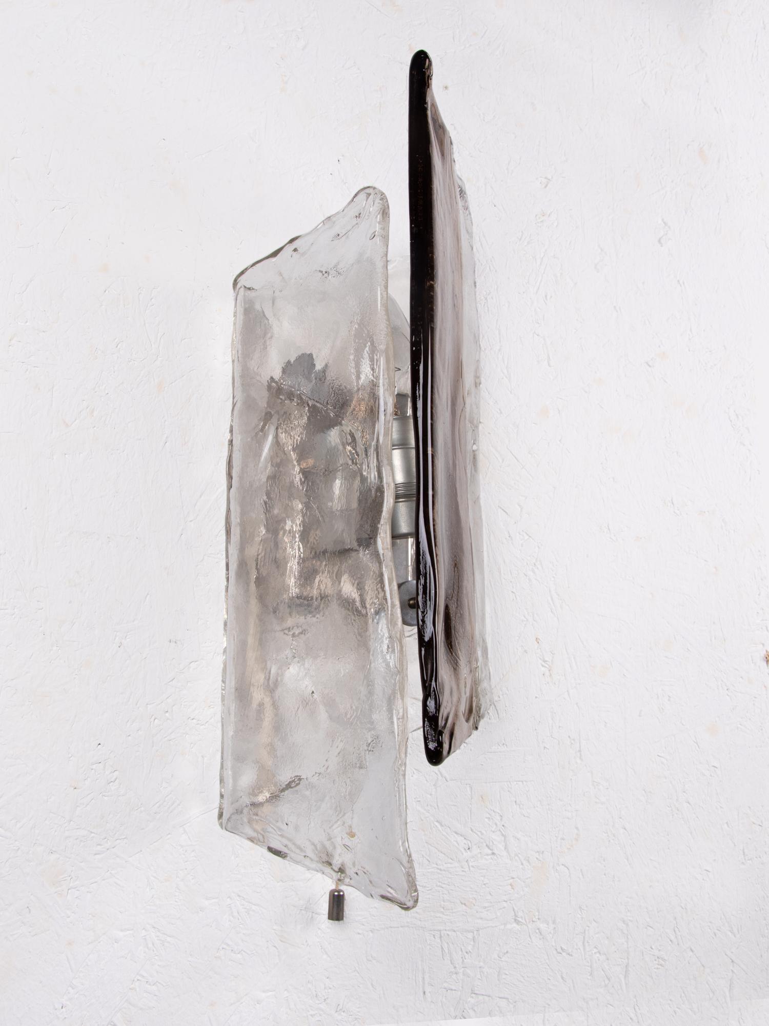 Elegant Kalmar wall sconce made of handblown clear and white Murano glass mounted on nickel back plates. Made in Austria in the 1960s. 

Design: Carlo Nason. 
Maker: J.T. Kalmar, labeled. 
Measures: height 15.75“ in. (40 cm), width 6.3“ in. (16 cm),