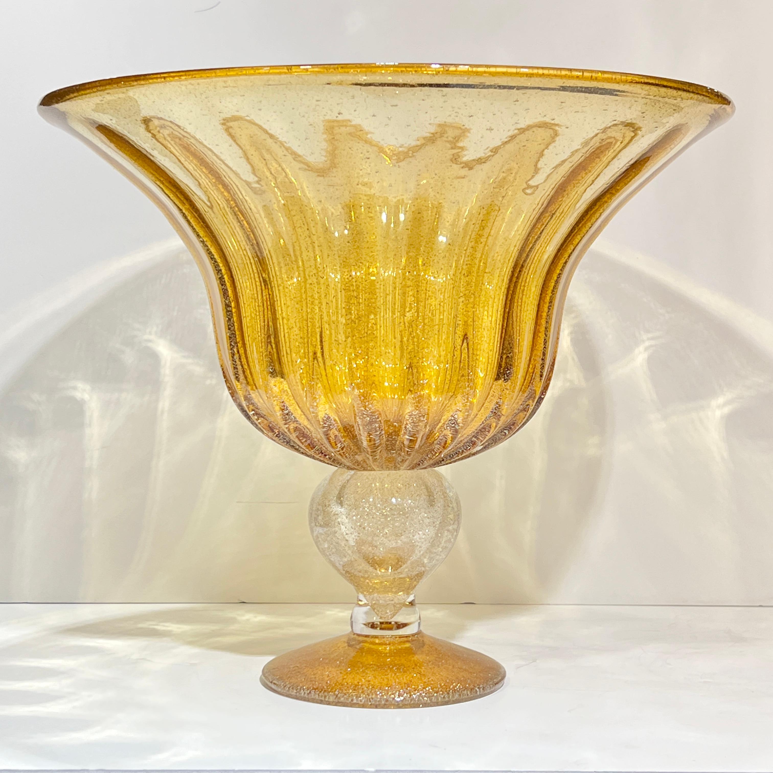 Magnifique vase de centre de table vintage infusé d'or, attribué à Murano, Italie, mesurant 17 pouces de diamètre et 14 3/8 pouces de hauteur.  Non signée.  Elle est en excellent état.  éventuellement par Barovier ou Seguso.