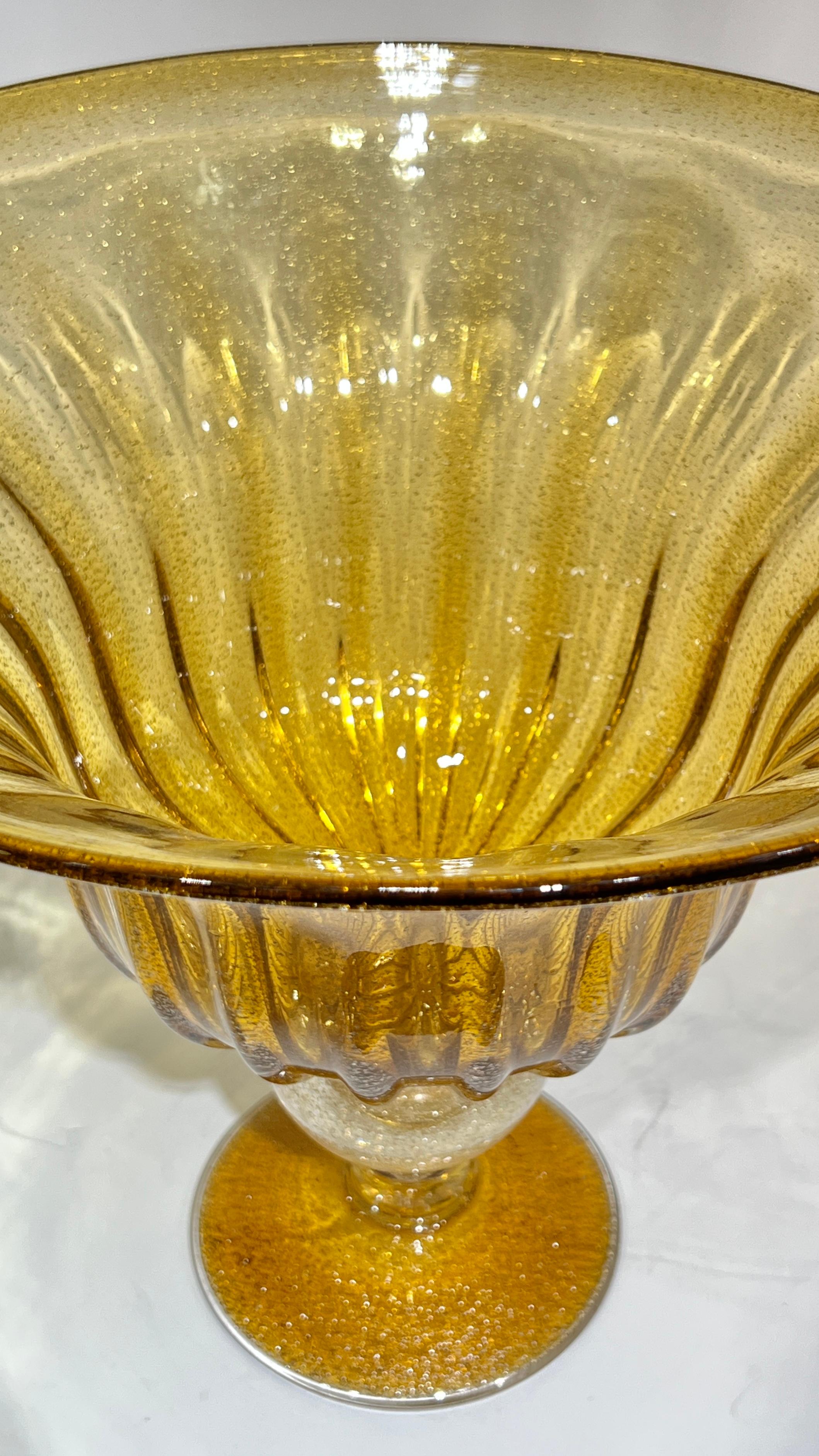 italien Grand vase centre de table en verre infusé d'or de Murano -- 17 pouces de diamètre en vente
