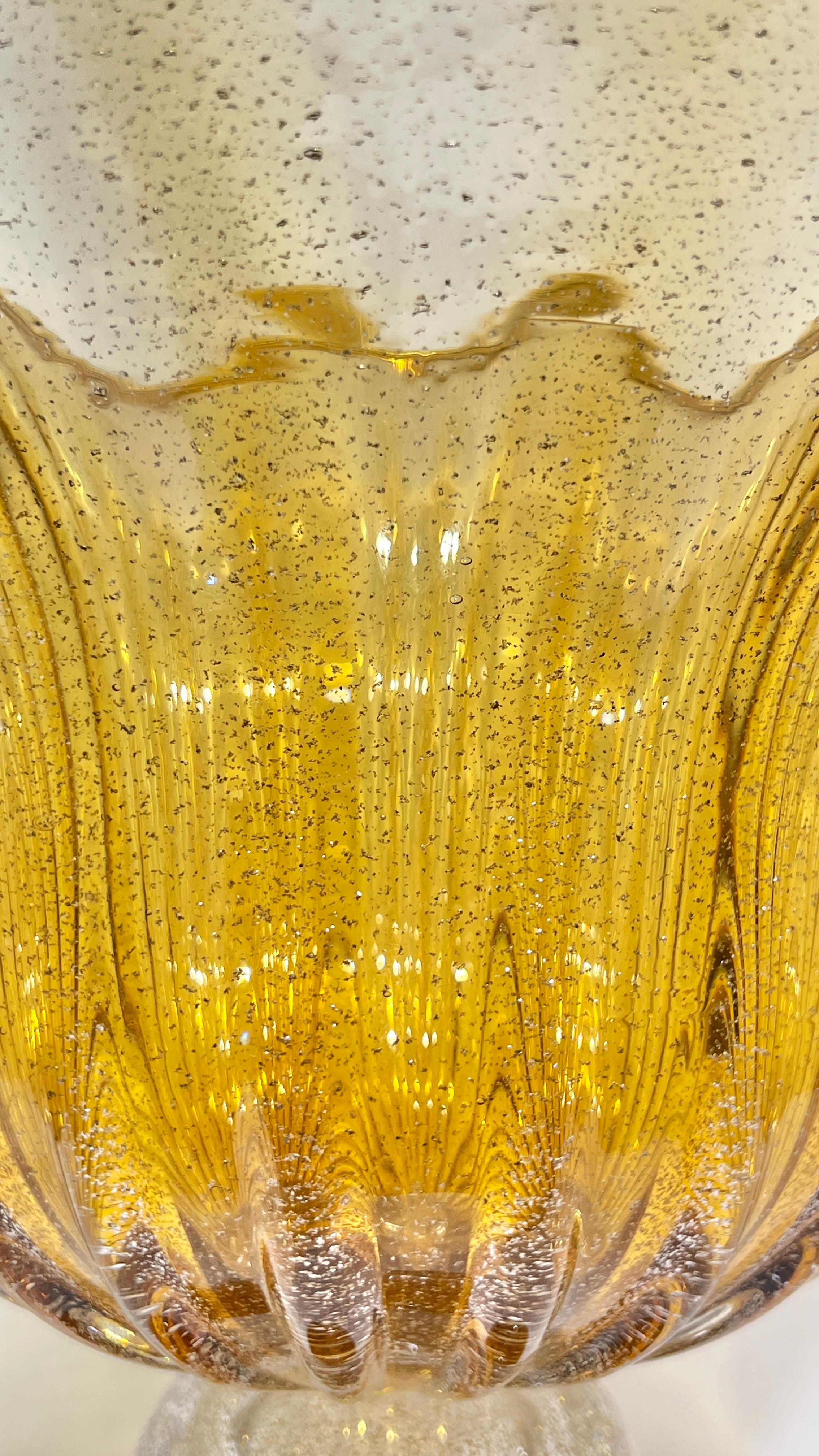 Grand vase centre de table en verre infusé d'or de Murano -- 17 pouces de diamètre Bon état - En vente à New York, NY