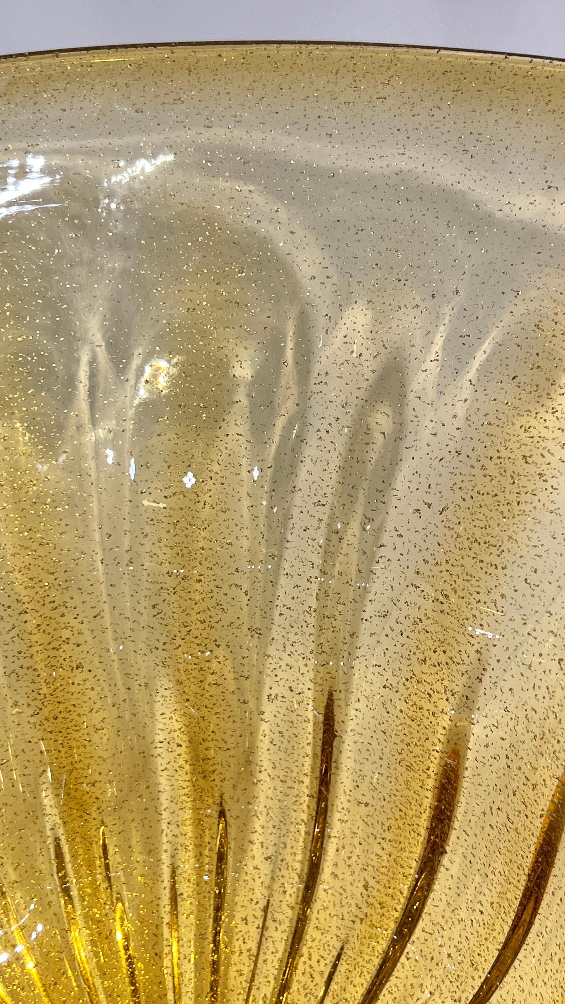 20ième siècle Grand vase centre de table en verre infusé d'or de Murano -- 17 pouces de diamètre en vente