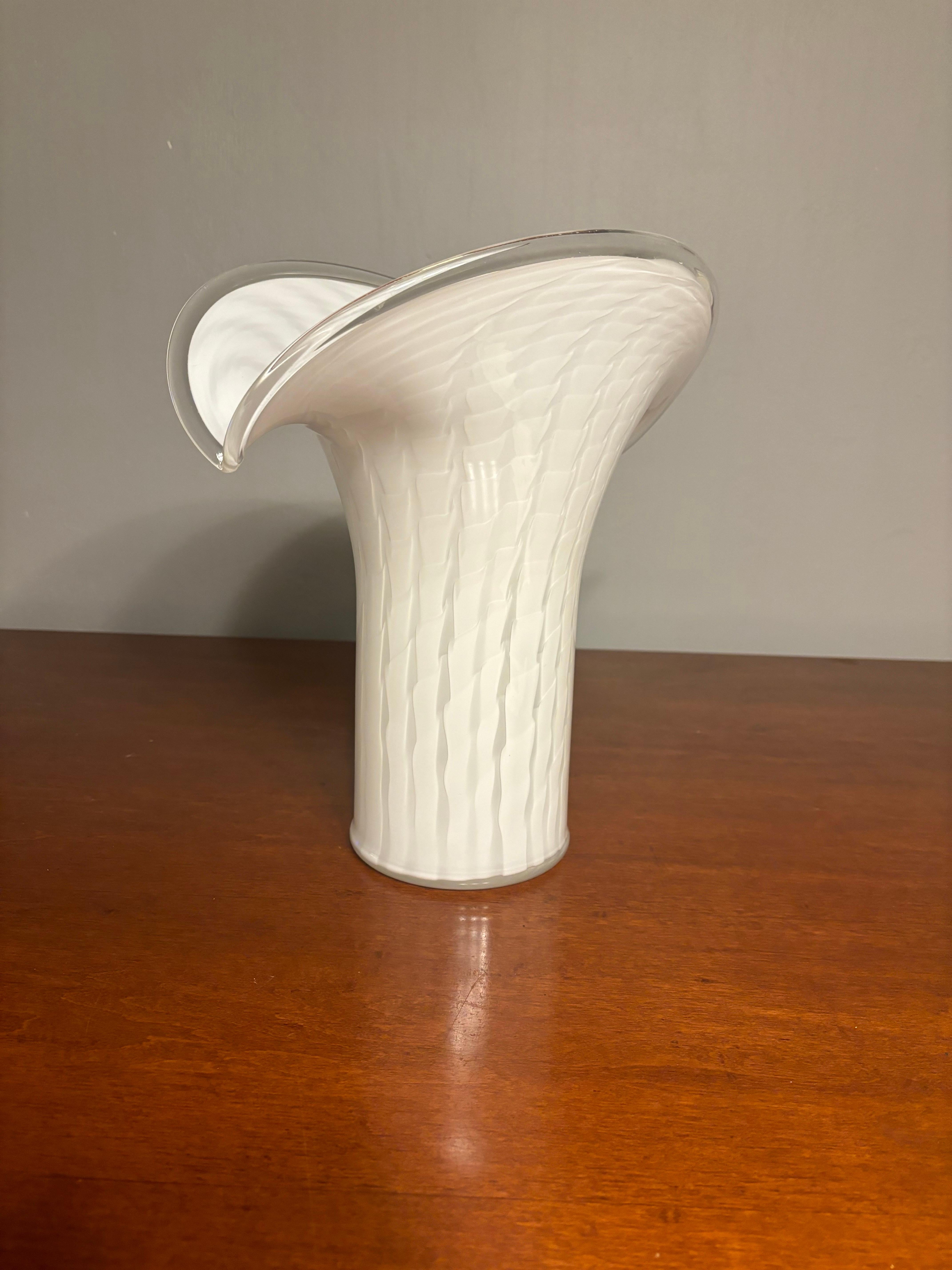 Un elegante vaso in vetro di Murano realizzato a Venezia, in Italia, negli anni Ottanta. Conosciuto come il modello 