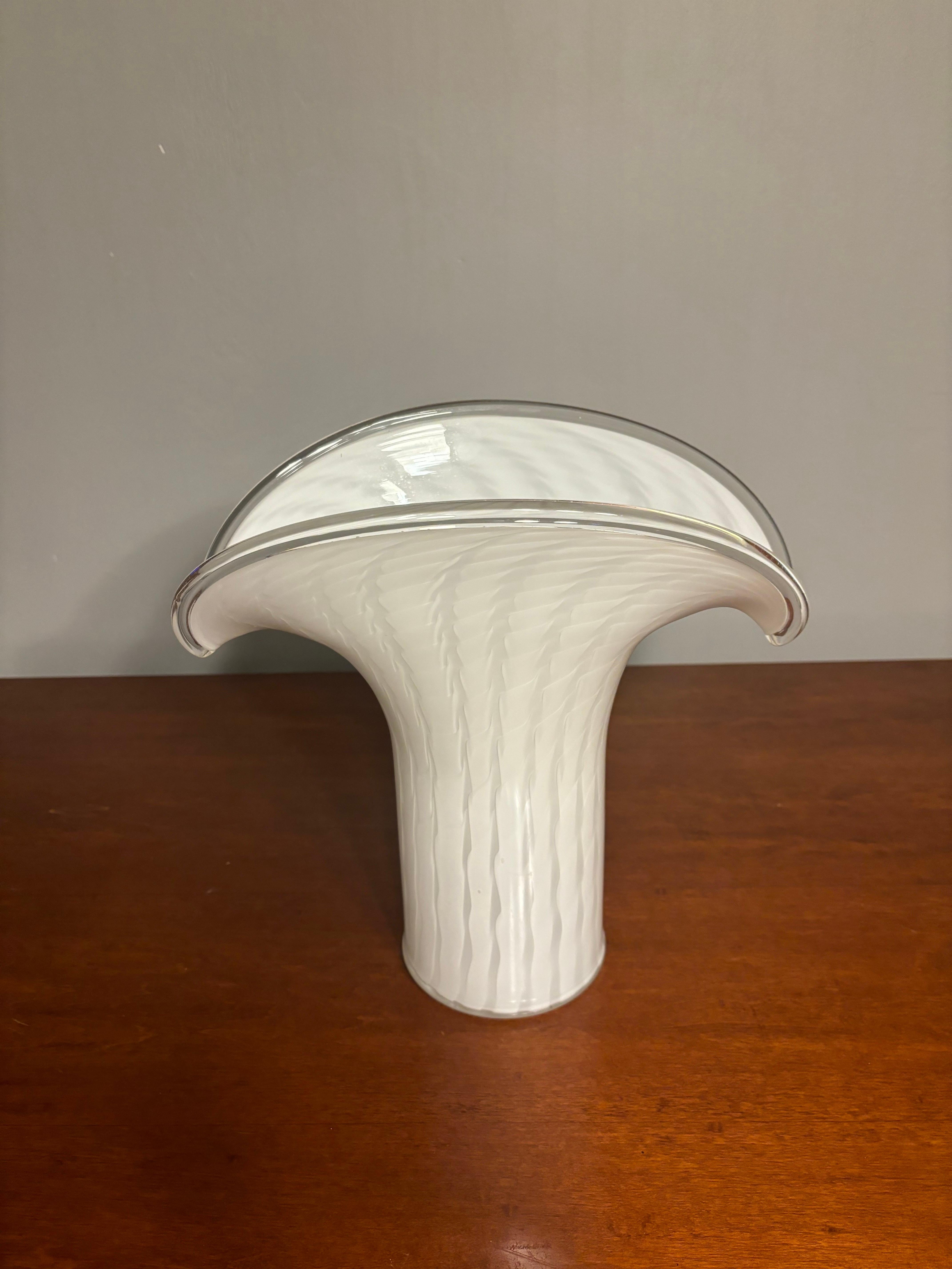 Italiano Grande vaso di giglio di Murano in bianco e trasparente in vendita