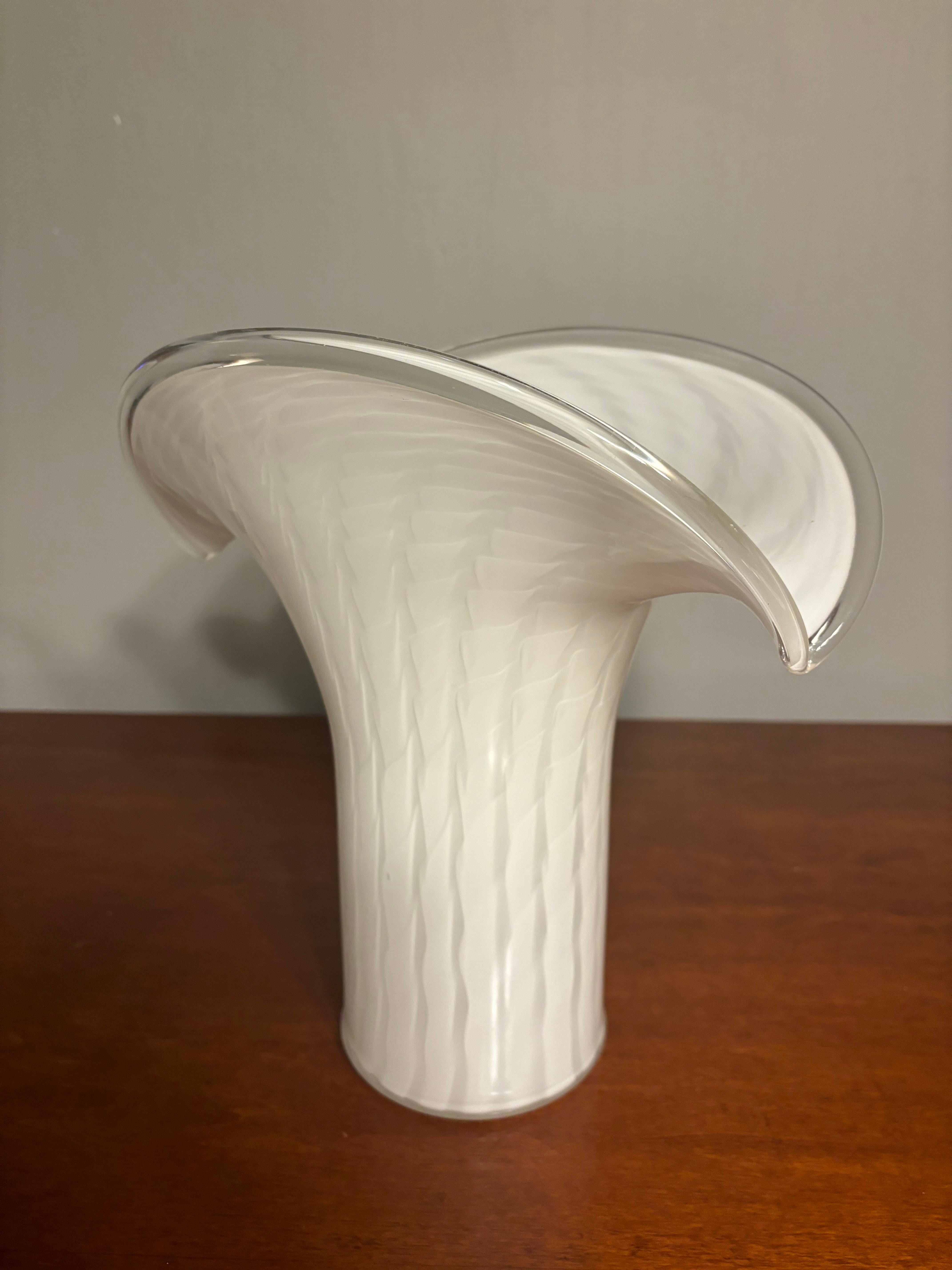 Grande vaso di giglio di Murano in bianco e trasparente In condizioni buone in vendita a Boynton Beach, FL