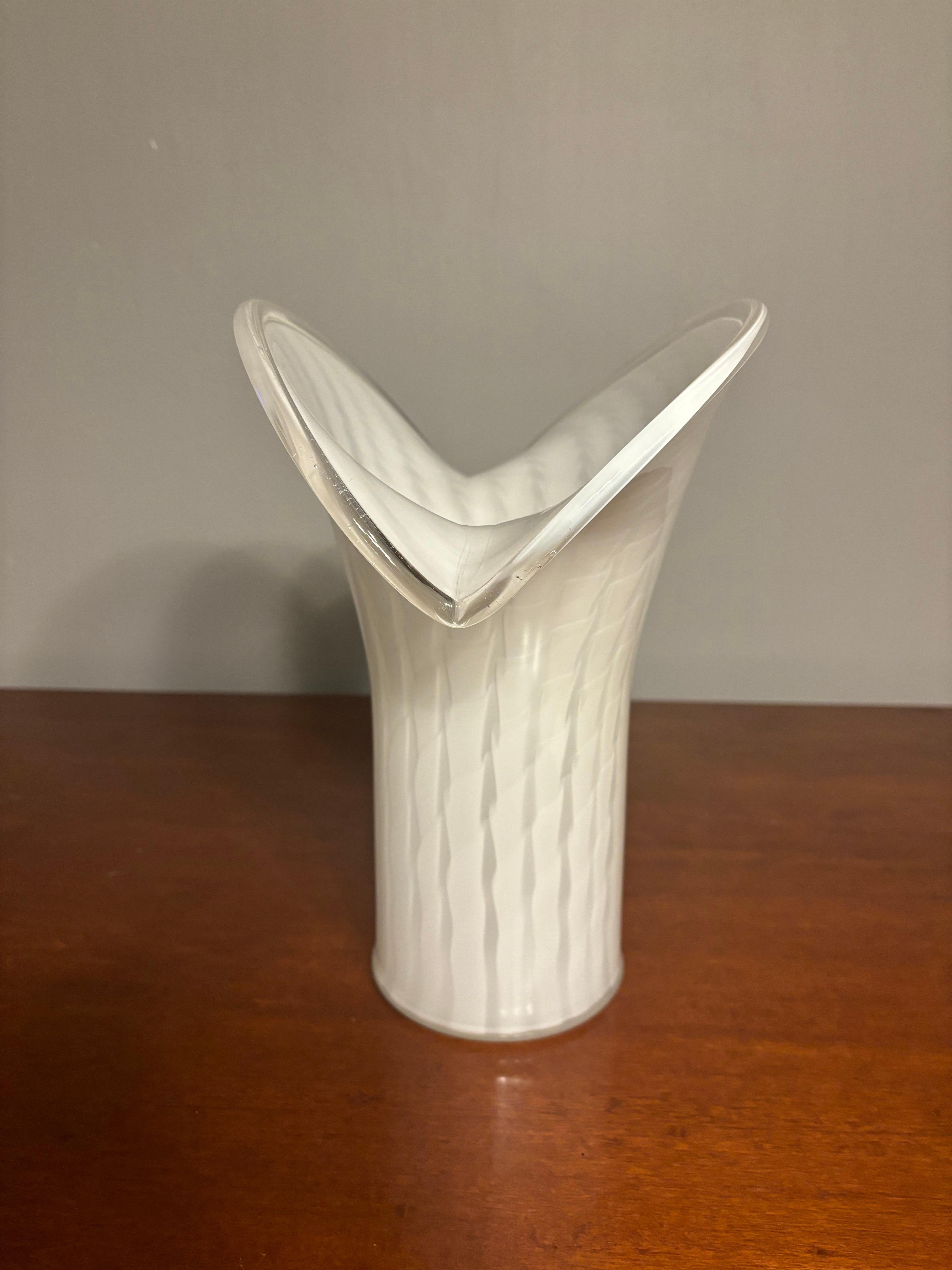XX secolo Grande vaso di giglio di Murano in bianco e trasparente in vendita