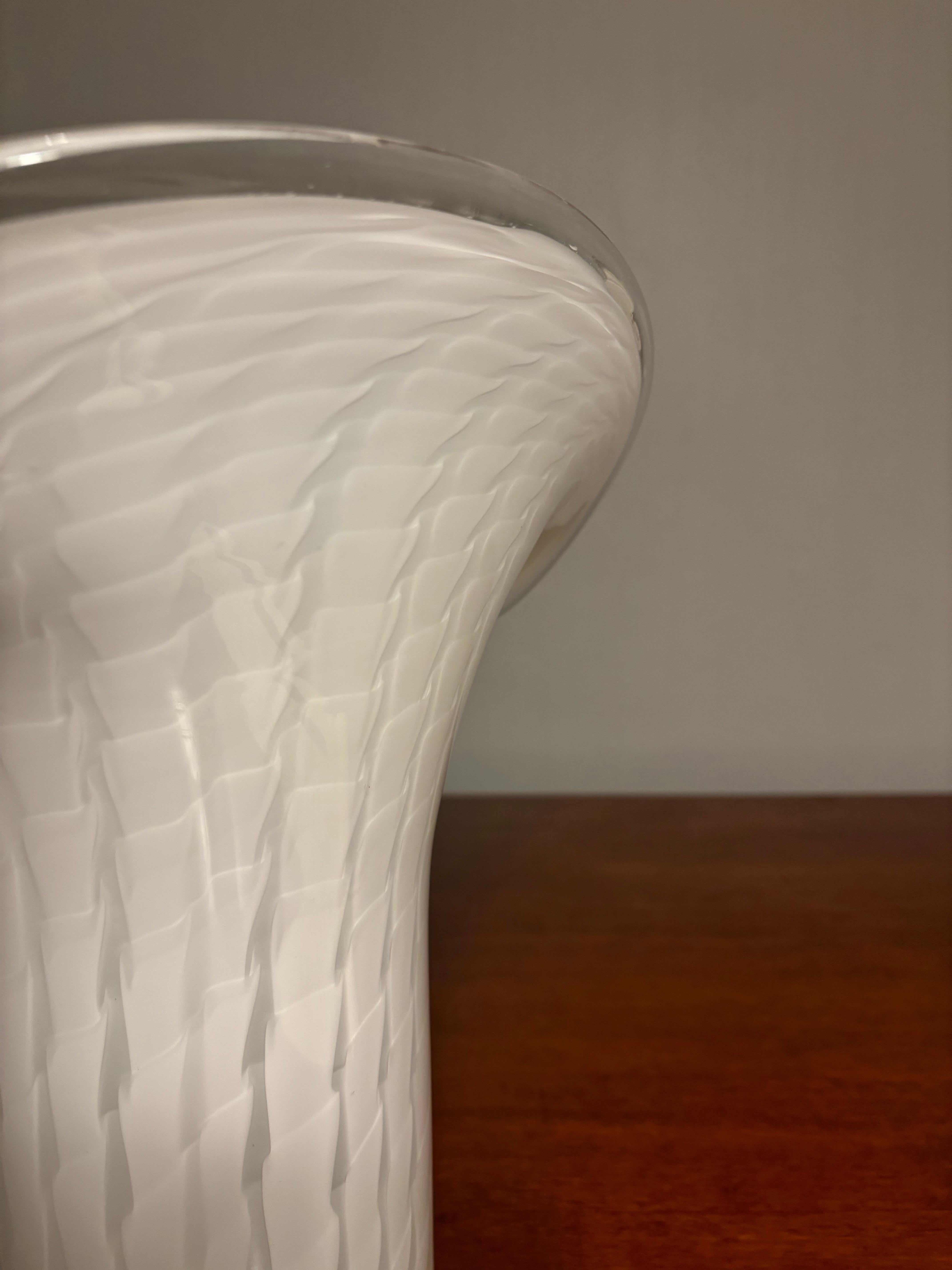 Vetro soffiato Grande vaso di giglio di Murano in bianco e trasparente in vendita