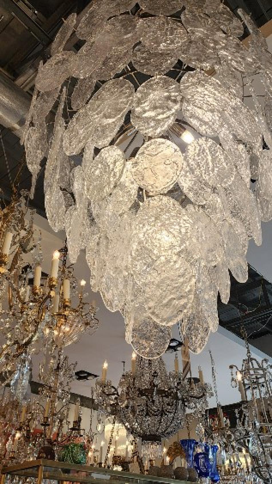 Questo annuncio presenta un lampadario a più piani in vetro di Murano
