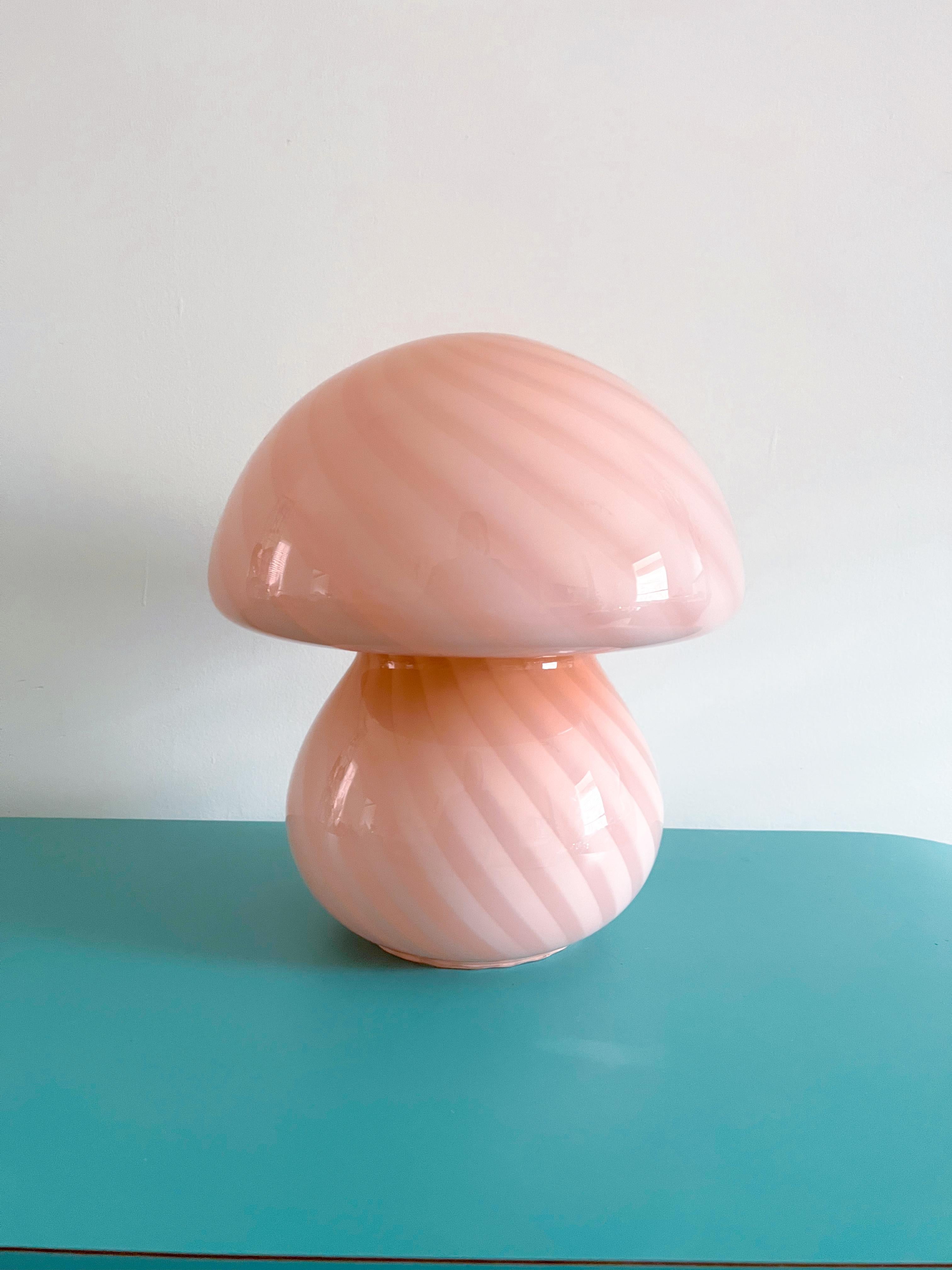 Merveilleuse lampe à champignon rose de Murano fabriquée dans les années 1970.
Cette lampe étonnante est fabriquée à la main à partir d'un seul morceau de verre d'art, soufflé à la bouche et encastré dans sa forme rare de 