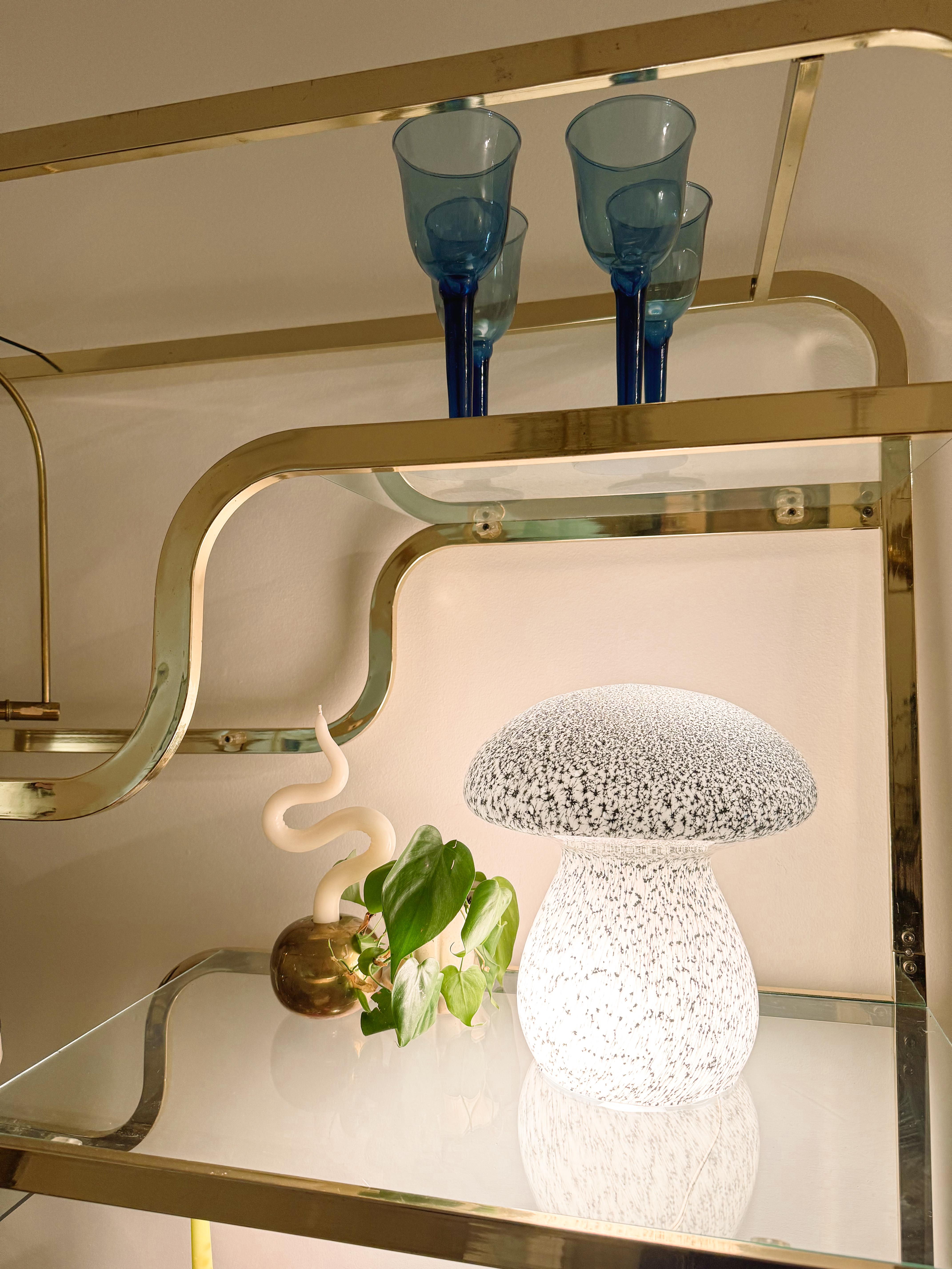 Découvrez une perle rare avec notre lampe vintage Murano en forme de champignon, un étonnant chef-d'œuvre italien des années 1970 fabriqué en verre de Murano. La palette de couleurs noir et blanc ajoute une touche de sophistication à tout espace.