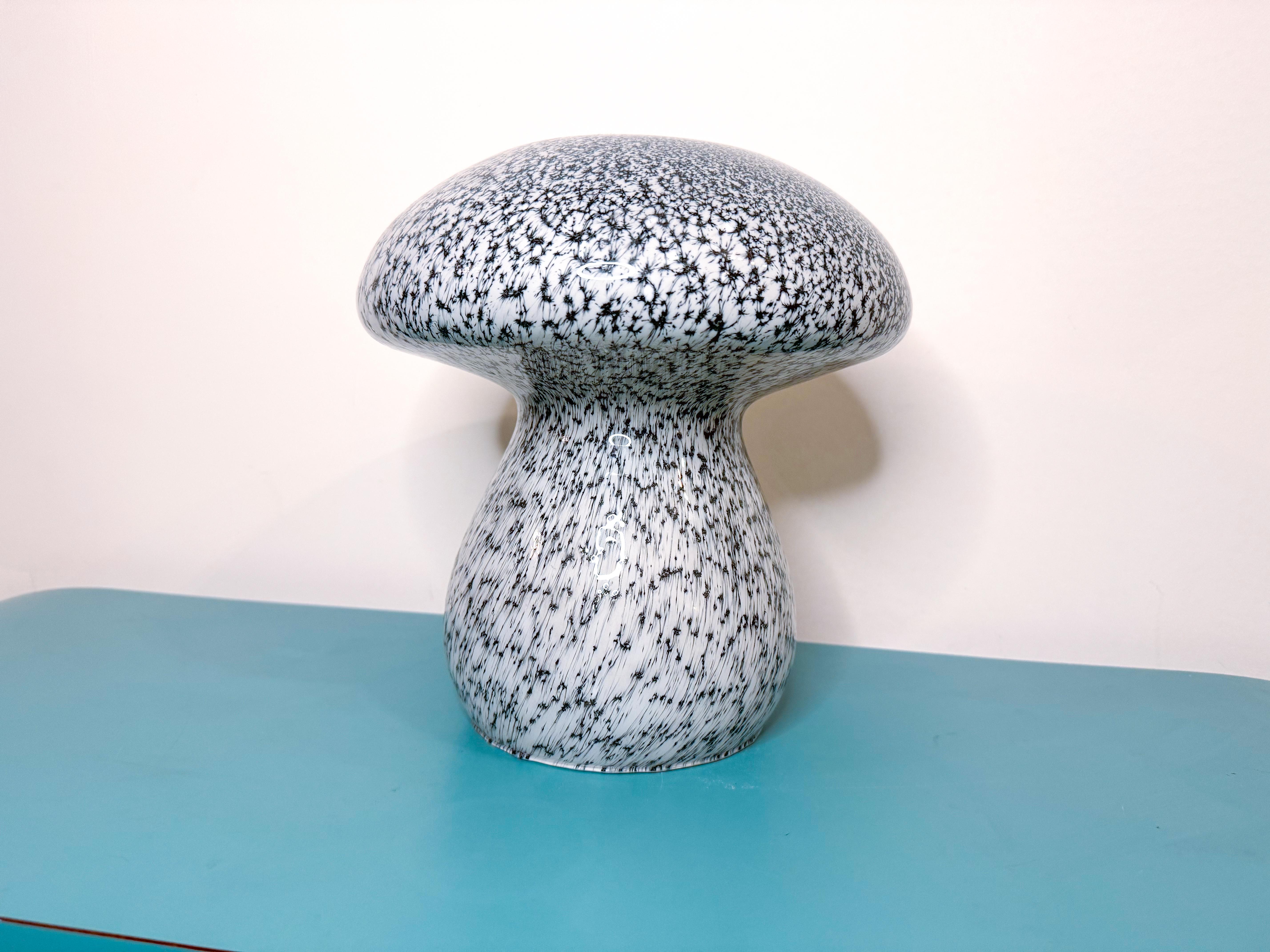 Large Murano Mushroom Shaped Dotted White and Black Glass Table Lamp  In Good Condition In Toronto, CA