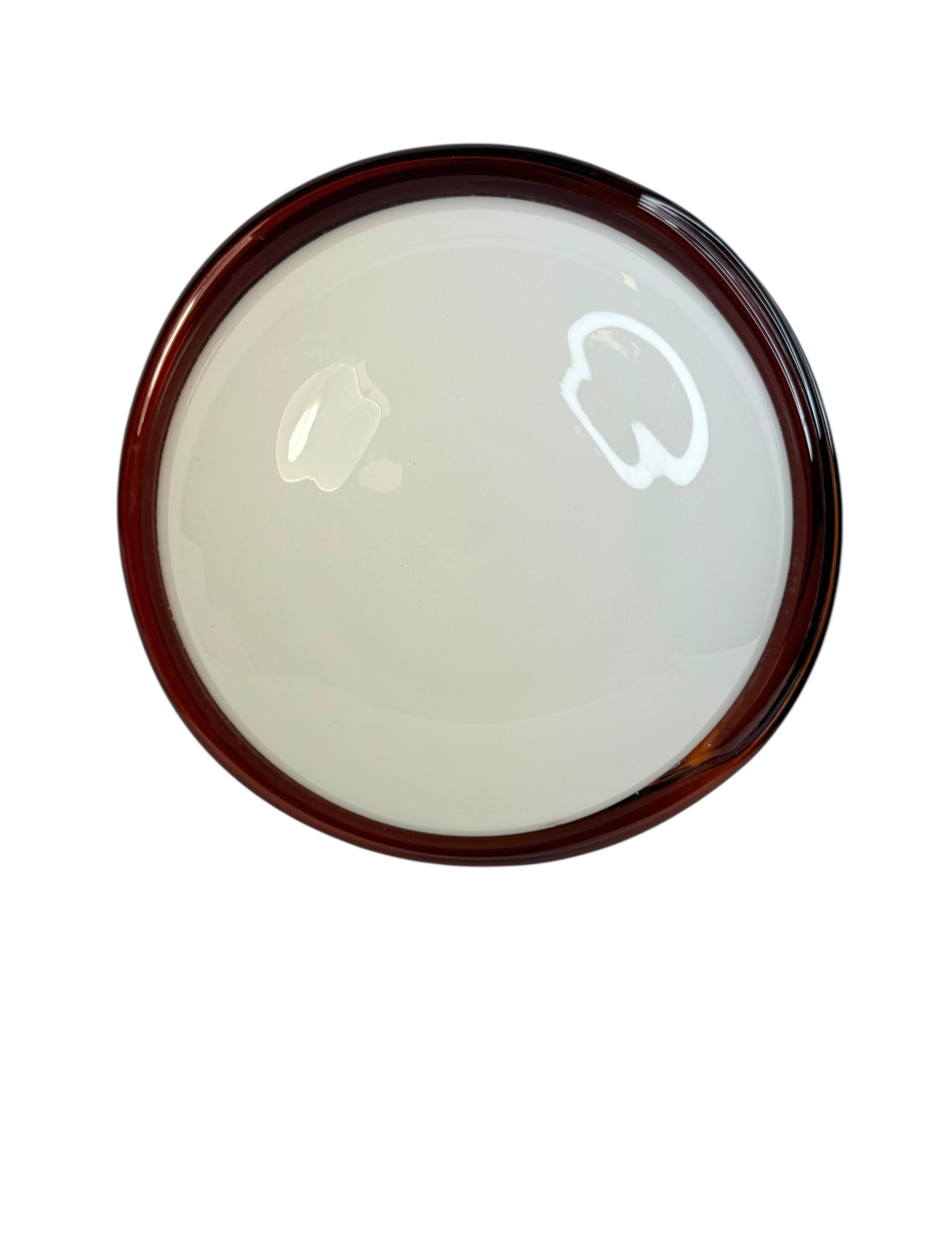 Erleben Sie die Eleganz des italienischen Designs mit dieser atemberaubenden, bündig montierten Deckenleuchte von ITRE, die in den 1980er Jahren in Italien hergestellt wurde. Die Leuchte besteht aus einer stabilen Metallgrundplatte und einem schön