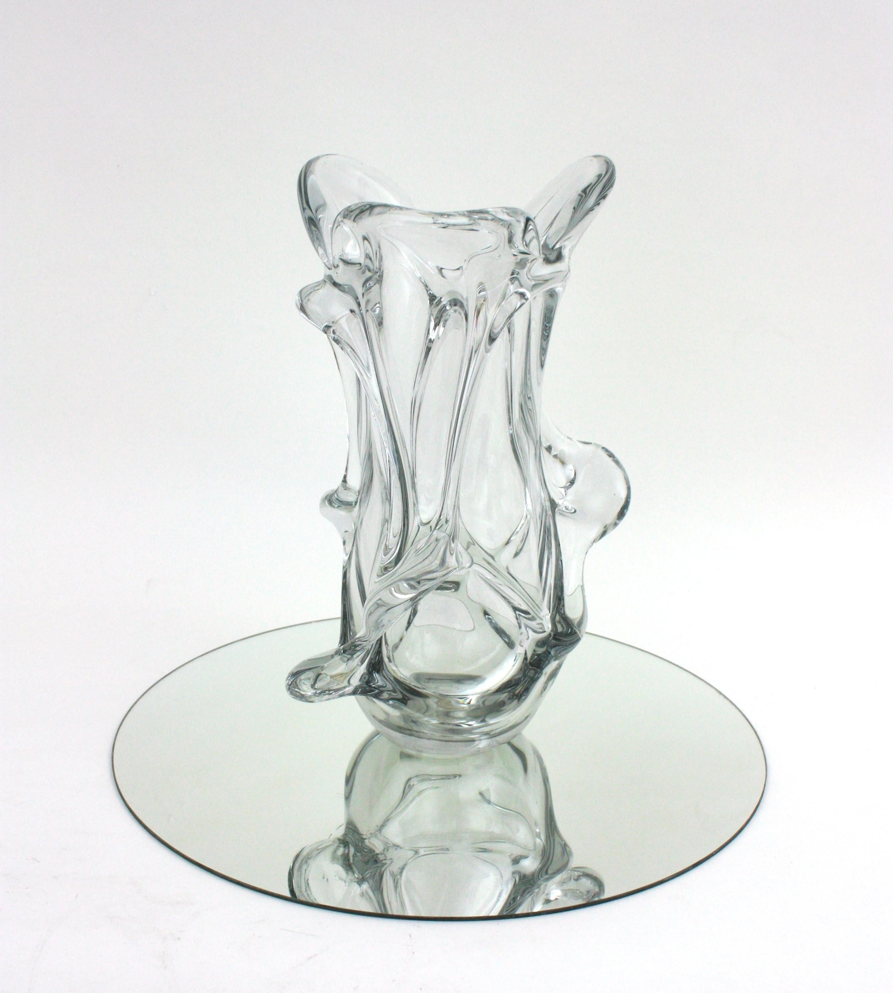 Grand vase de forme organique en verre clair de Murano, années 1950 en vente 3