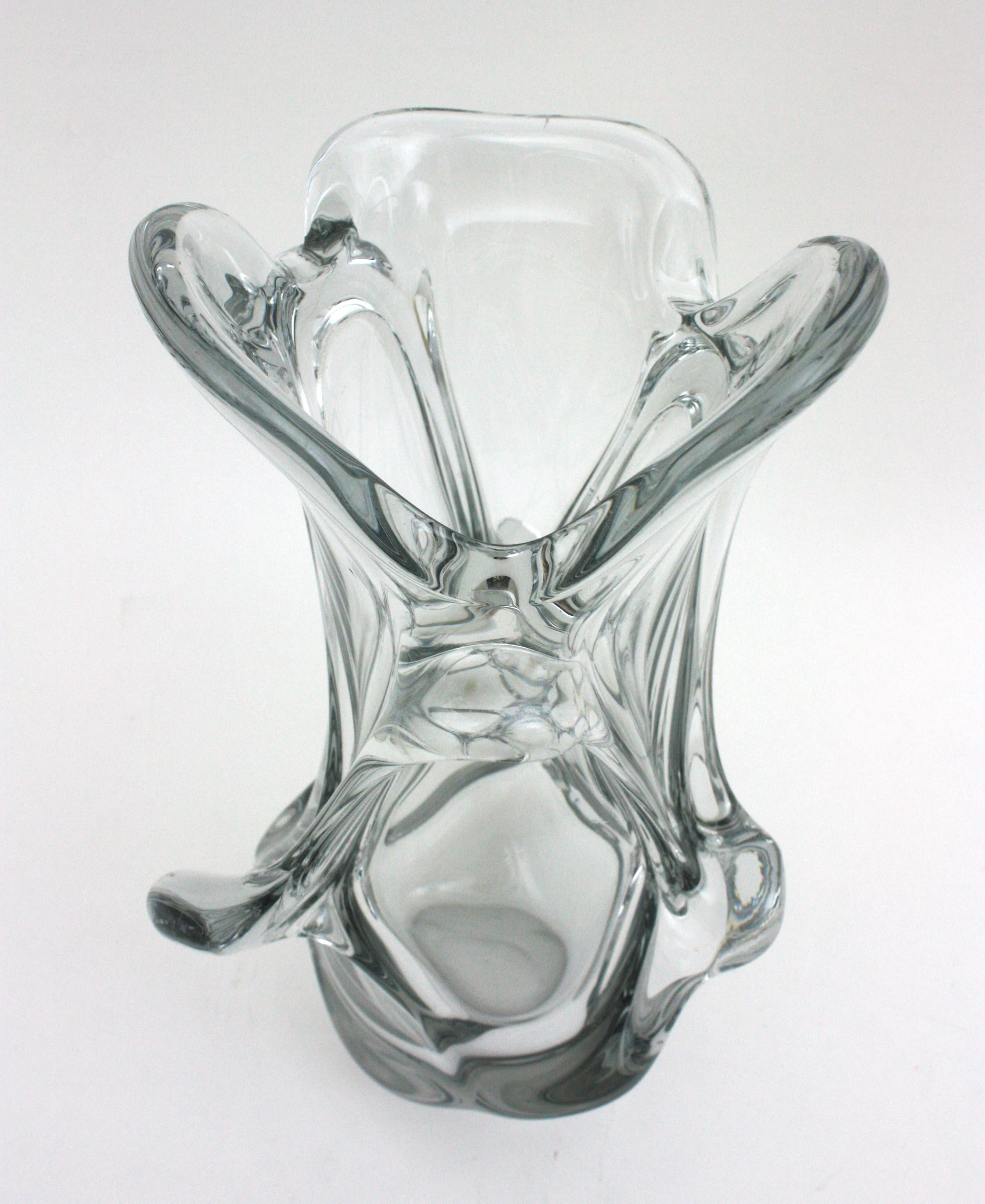 Grand vase de forme organique en verre clair de Murano, années 1950 en vente 9
