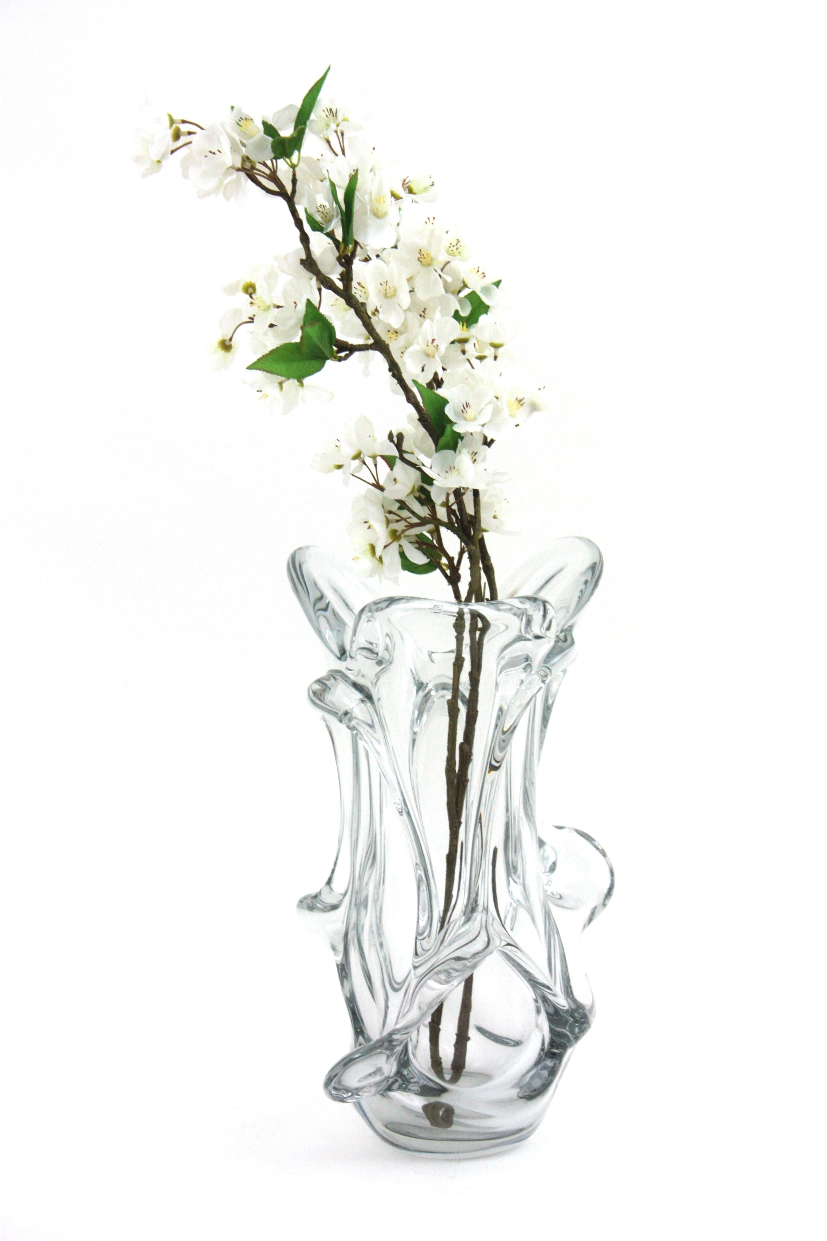 Sculptural Organic Modern Murano Clear Art Glass Vase, Italie, années 1950.
Vase en verre soufflé transparent de Murano au design organique qui attire le regard. Il présente un beau design avec des formes somptueuses et des détails tirés au