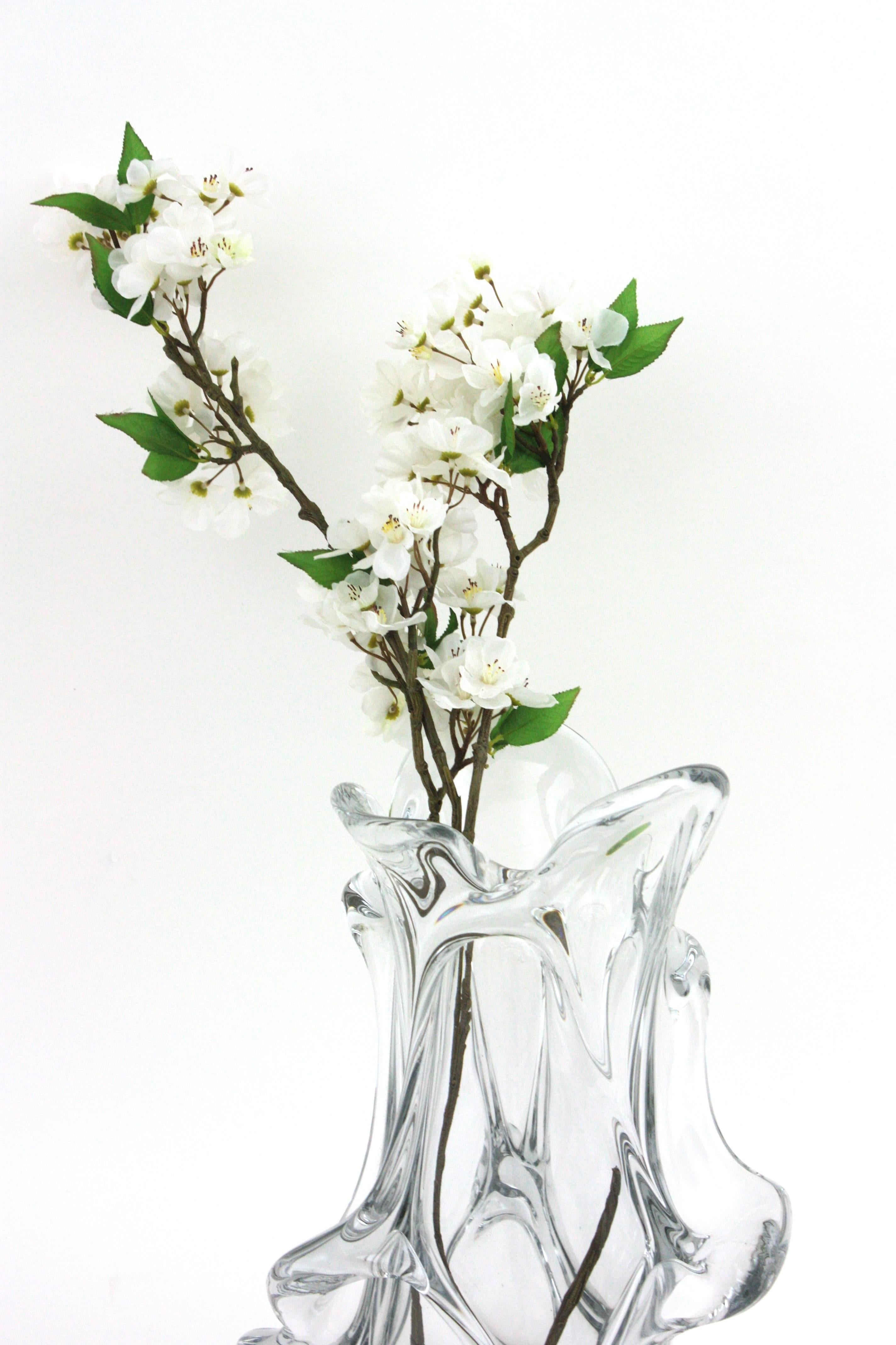 20ième siècle Grand vase de forme organique en verre clair de Murano, années 1950 en vente