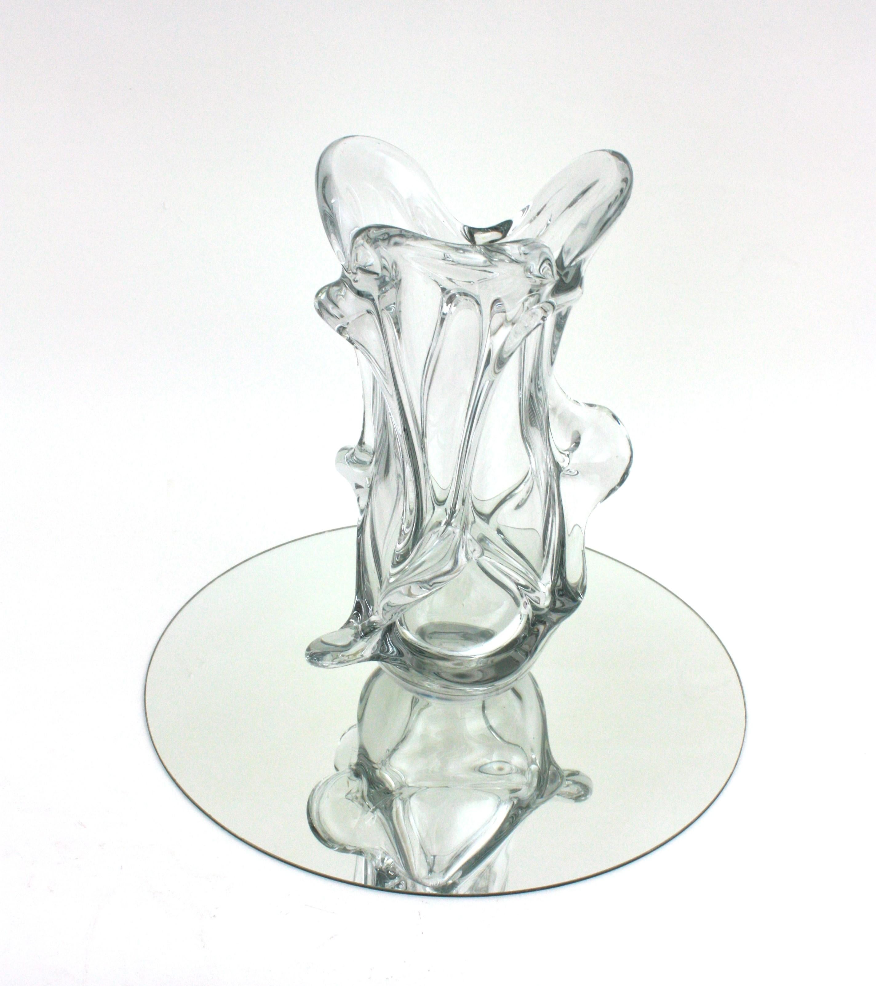 Verre Grand vase de forme organique en verre clair de Murano, années 1950 en vente