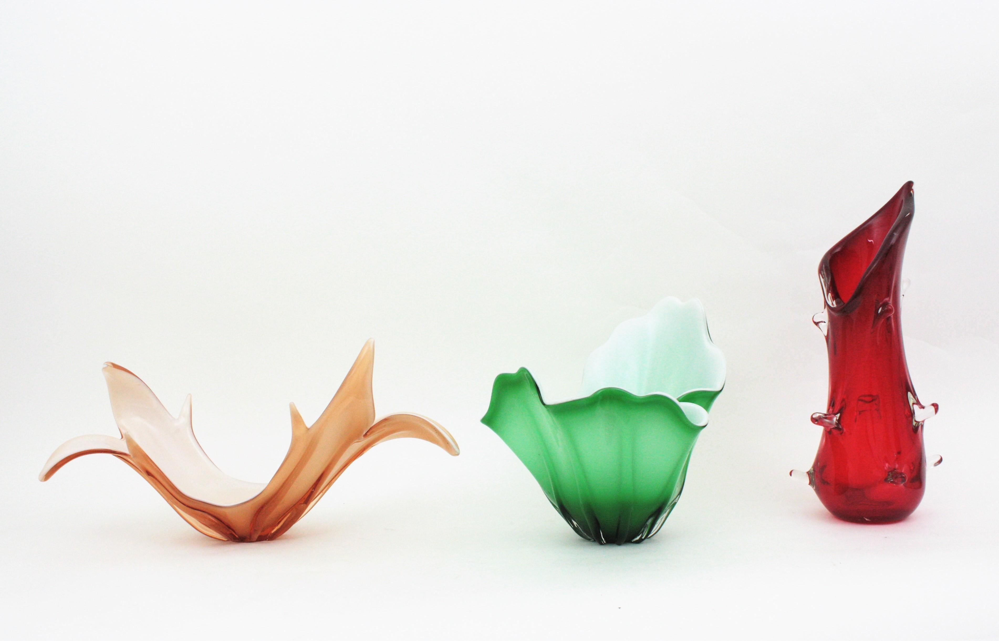 Große pfirsichweiße italienische Murano-Kunstglas-Tafelaufsatz-Vase im organischen Design (Moderne der Mitte des Jahrhunderts) im Angebot