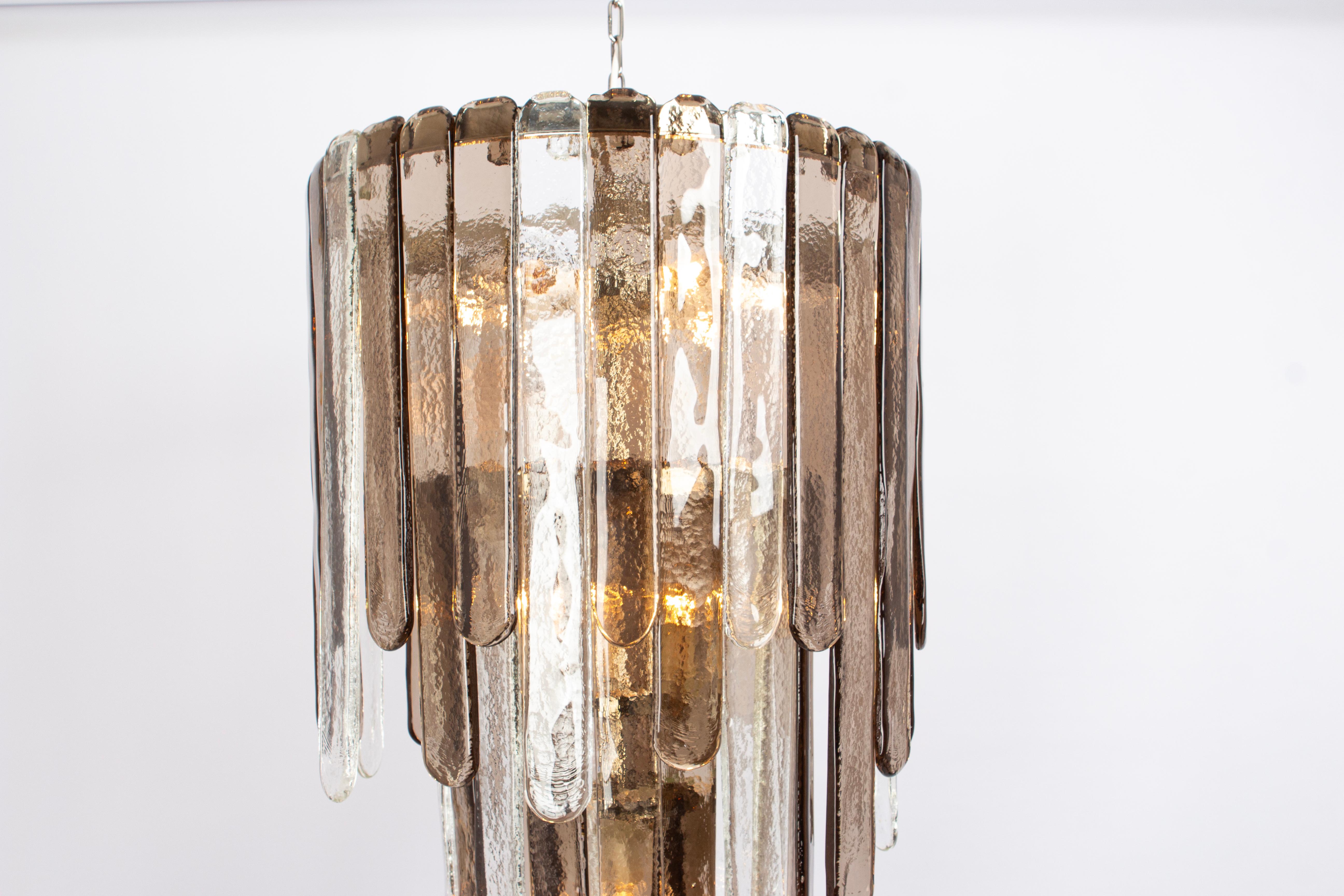 Merveilleuse grande lampe suspendue avec de nombreuses  grandes pièces en verre de Murano fabriquées à la main et soutenues par un cadre en métal, conçues par Carlo Nason pour Mazzega, Italie, années 1970

De grande qualité et en très bon état.