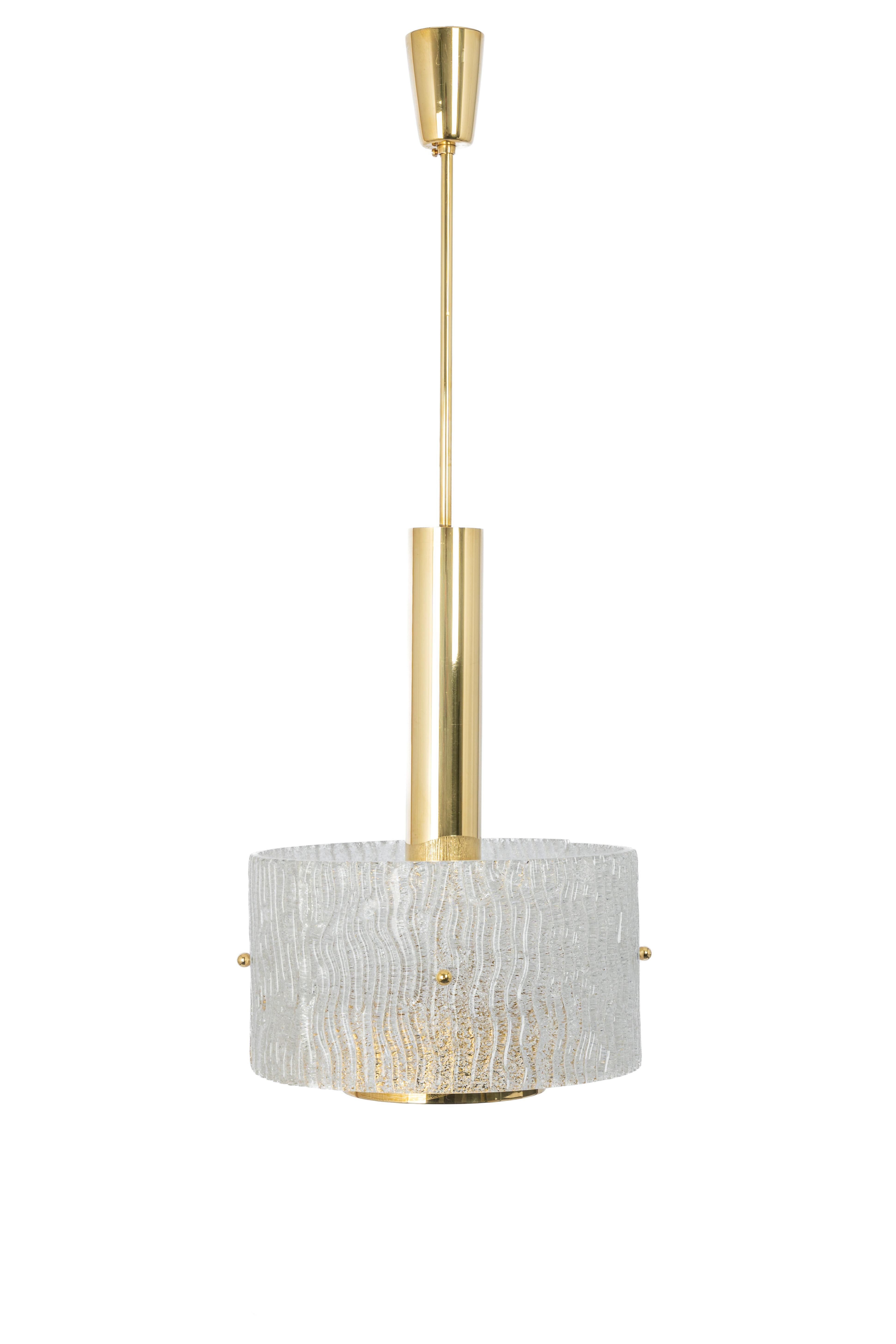 Lámpara colgante grande de Murano diseñada por Hillebrand, años 60
De gran calidad y en muy buen estado. Limpio, bien cableado y listo para usar. El colgante necesita una bombilla estándar E27 de 100 W como máximo.
Las bombillas no están