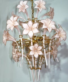 Grande lampadario scultoreo The Lilly rosa di Murano Franco Luce in vetro artistico e ottone dorato