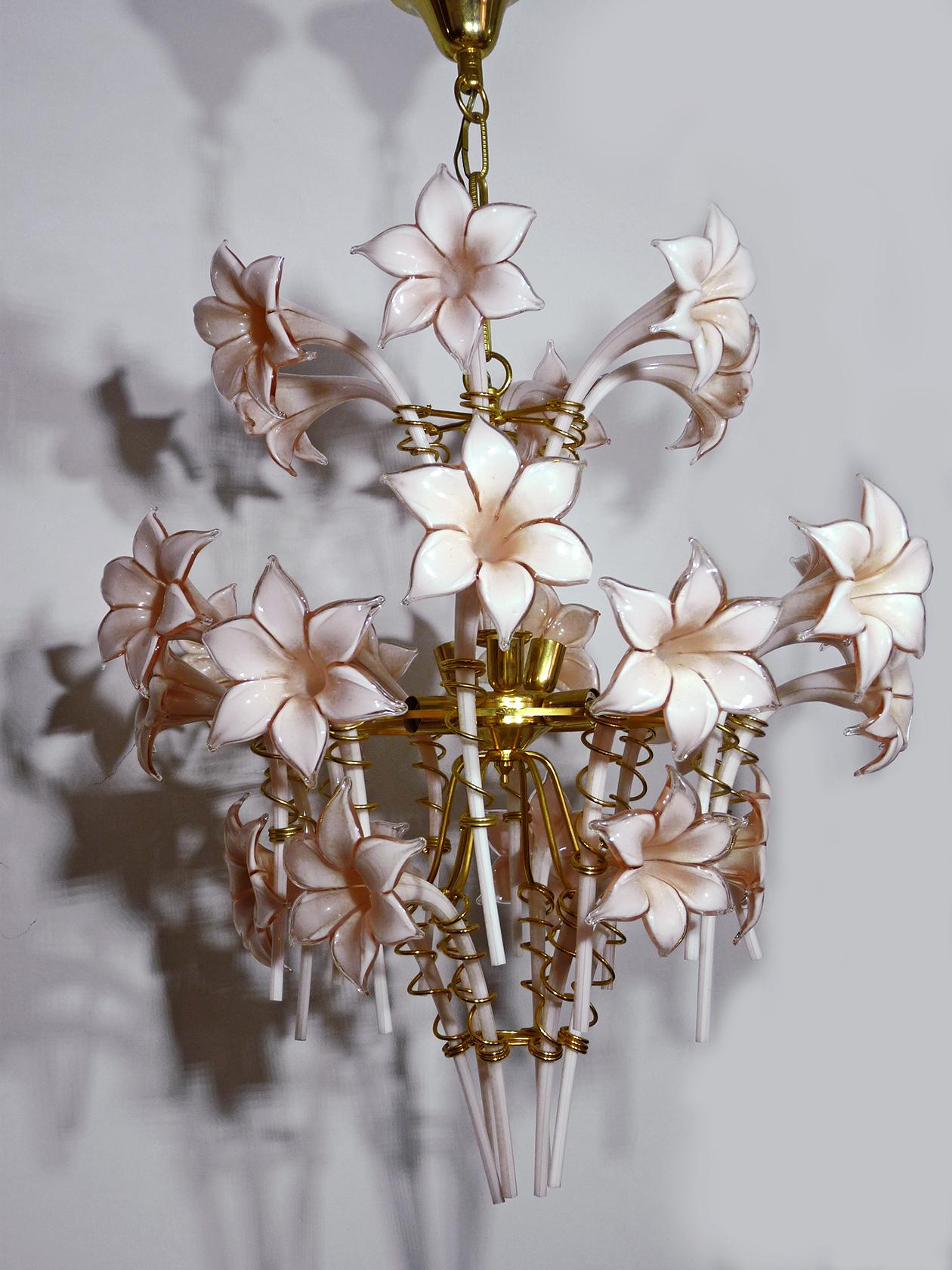 Awesome large 1970s vintage Murano glass Floral Franco Luce Seguso gilt chandelier. Having a gold-plated brass frame, it's spherical center holds twenty-four hand blown blooms in the form of lilies.

Measures:
Diameter 23.6 in/ 60 cm
Height 37.4