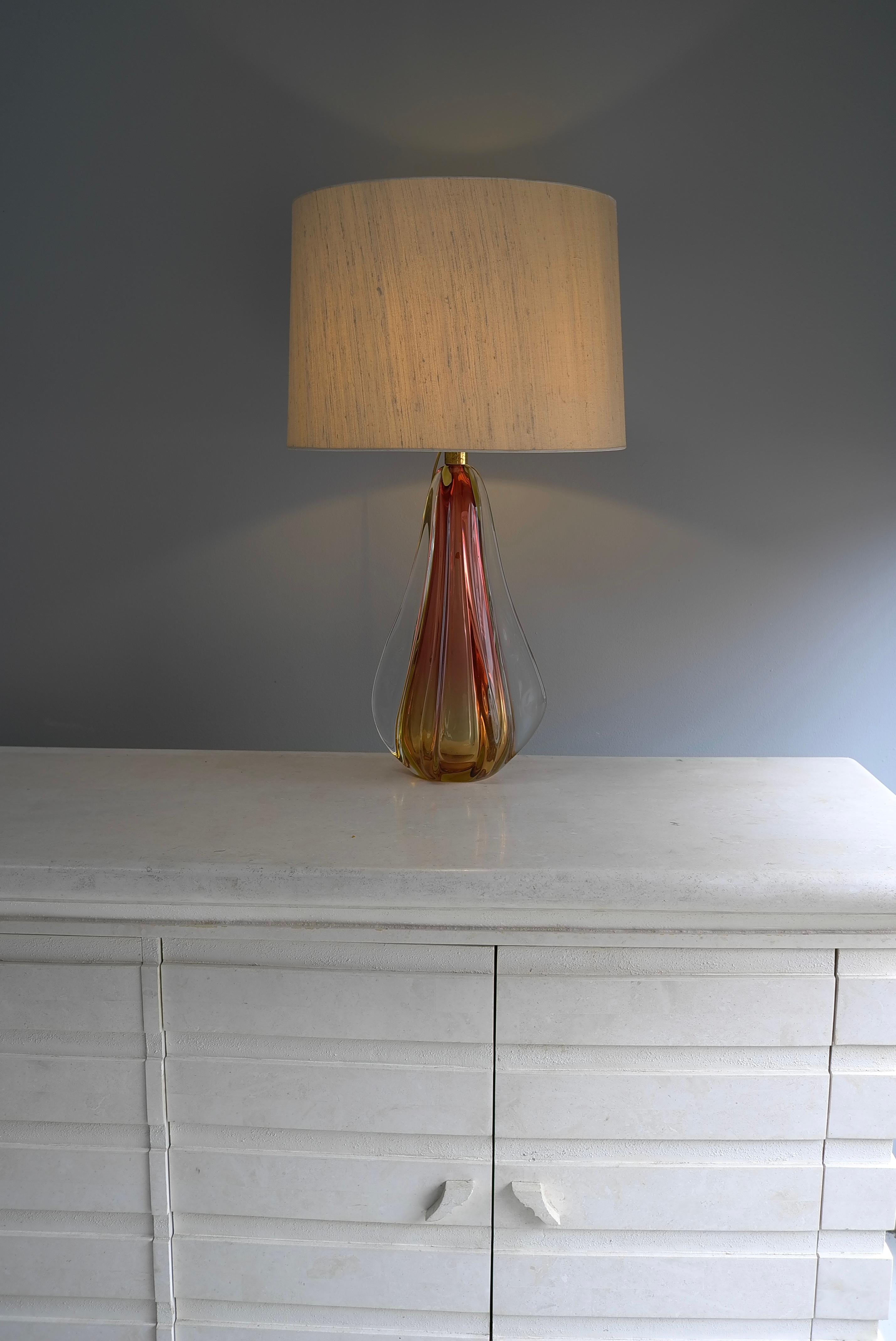 Milieu du XXe siècle Grande lampe de table en verre vénitien Murano Seguso avec abat-jour en soie, Italie 1950 en vente
