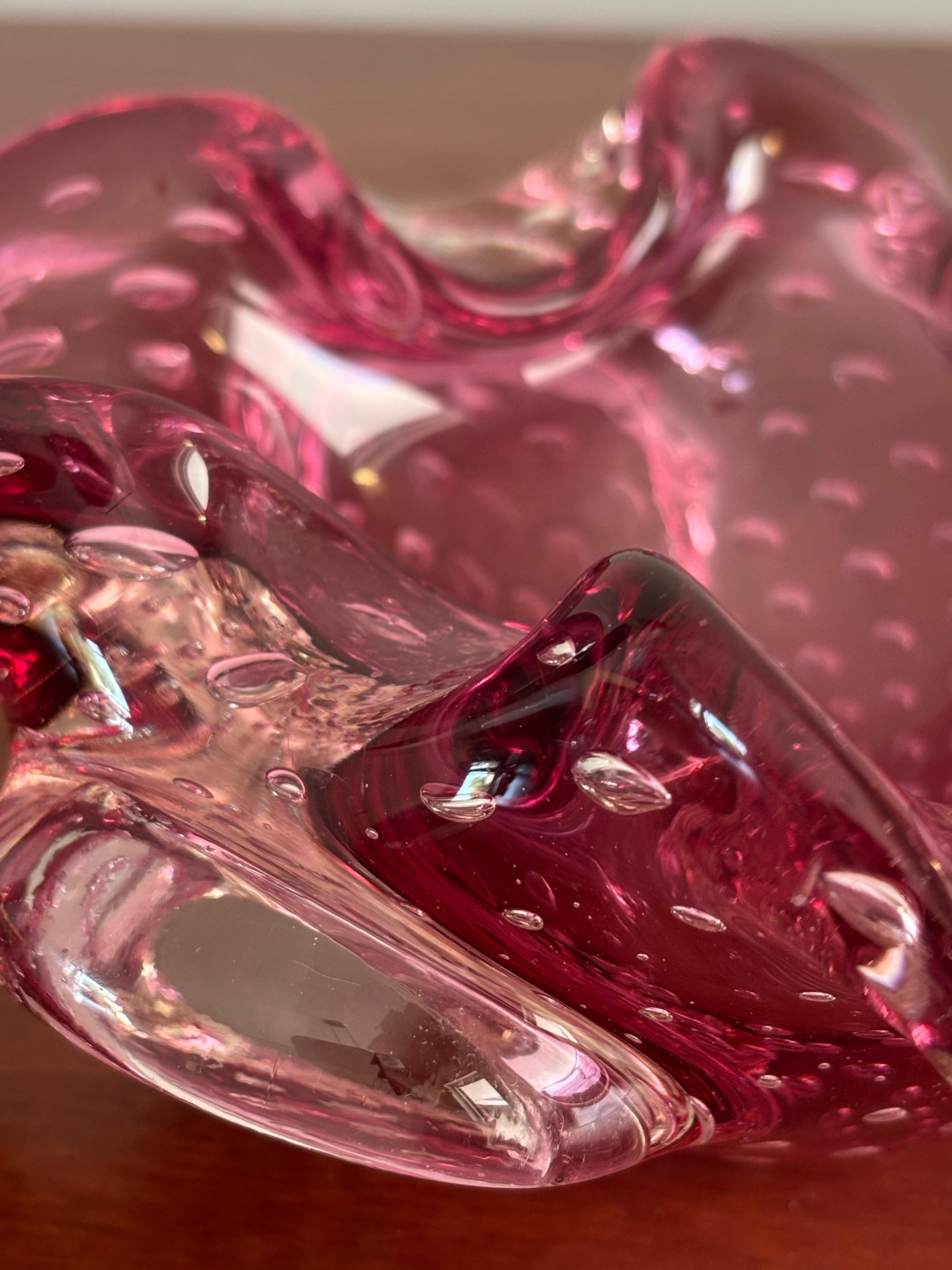 Cenicero o dulcera de cristal de Murano a gran escala. Fabricado en la década de 1970 en Italia. Las técnicas de soplado a mano de alta artesanía de Murano consiguen una forma orgánica sorprendente. Casi como una imagen fija de una gota de agua