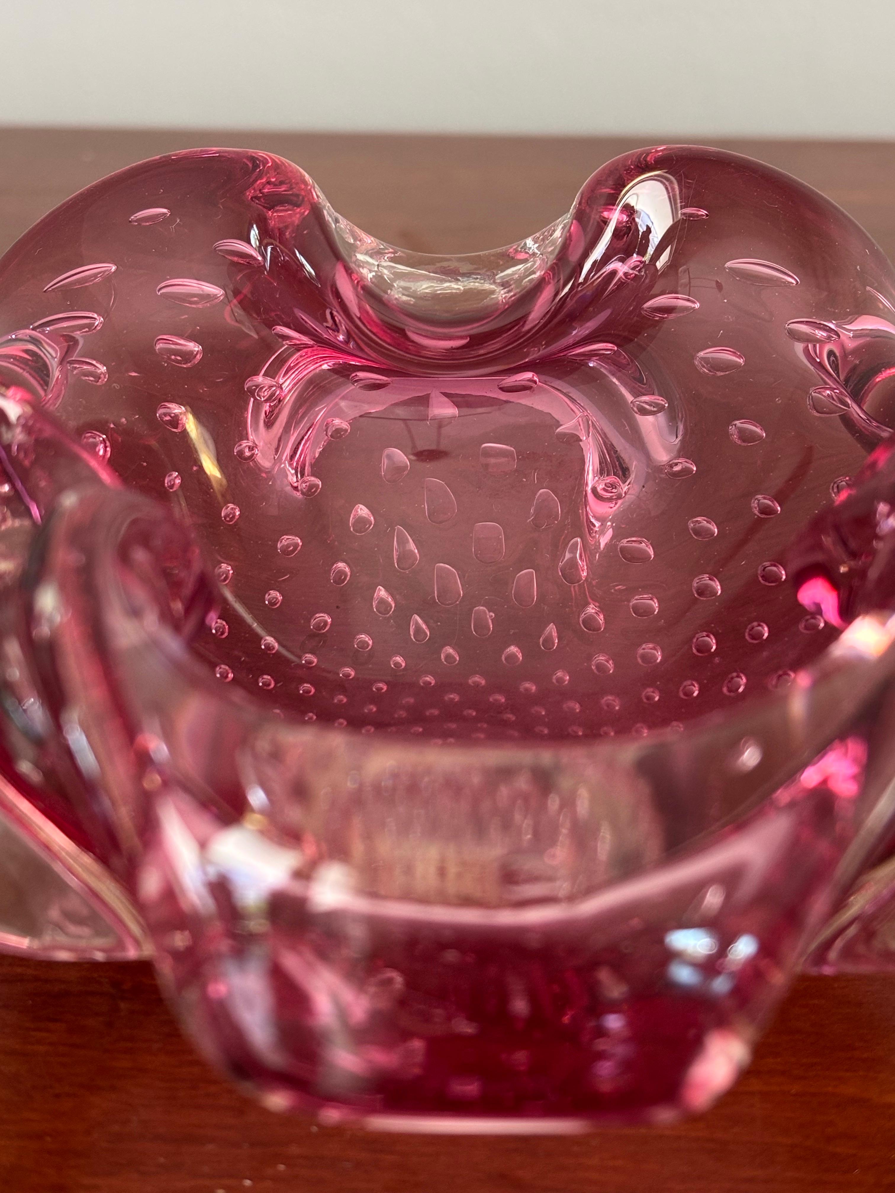 Cenicero o dulcera grande de Murano de color frambuesa y diseño de burbujas Moderno de mediados de siglo en venta
