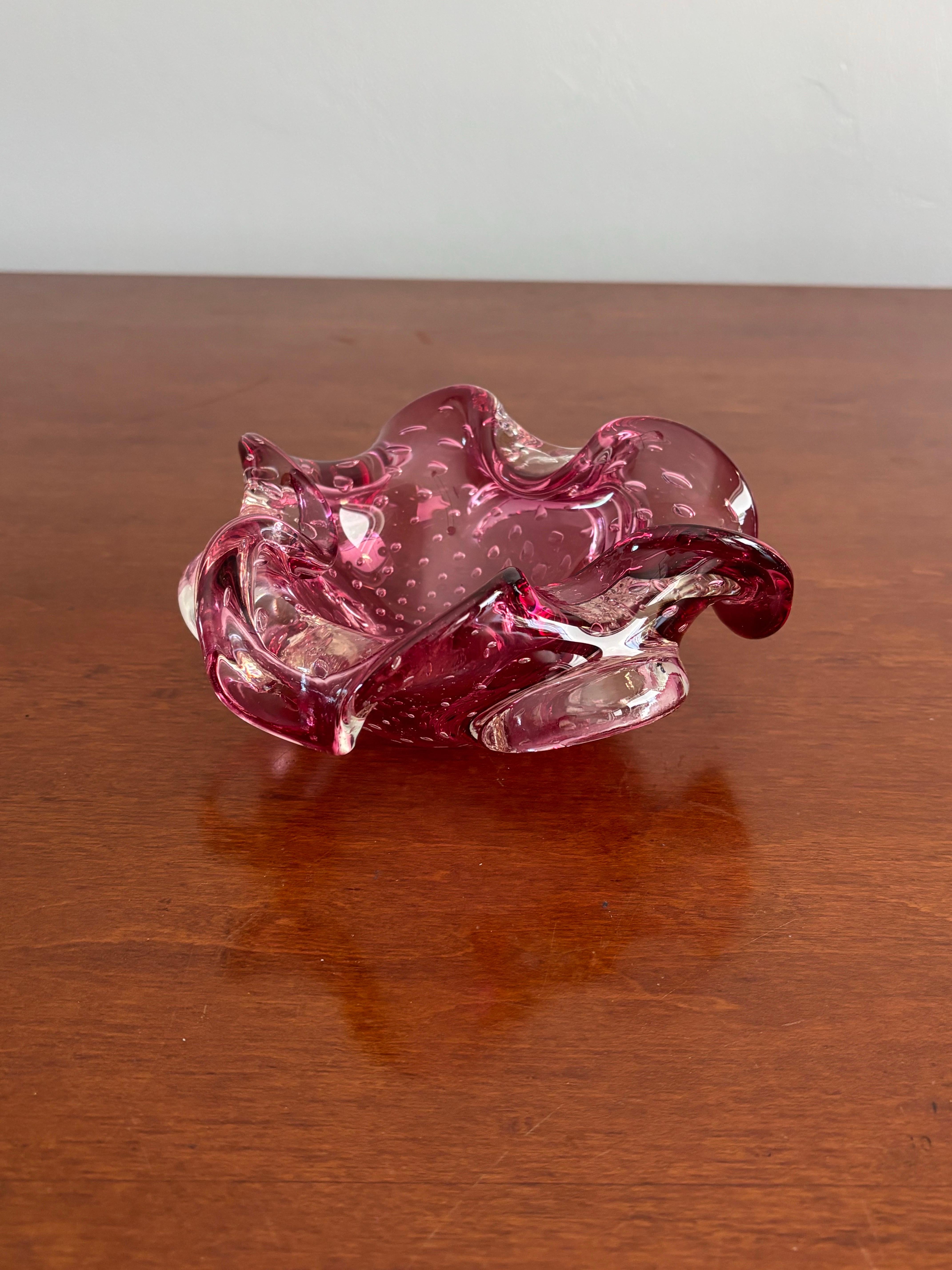Cenicero o dulcera grande de Murano de color frambuesa y diseño de burbujas Italiano en venta