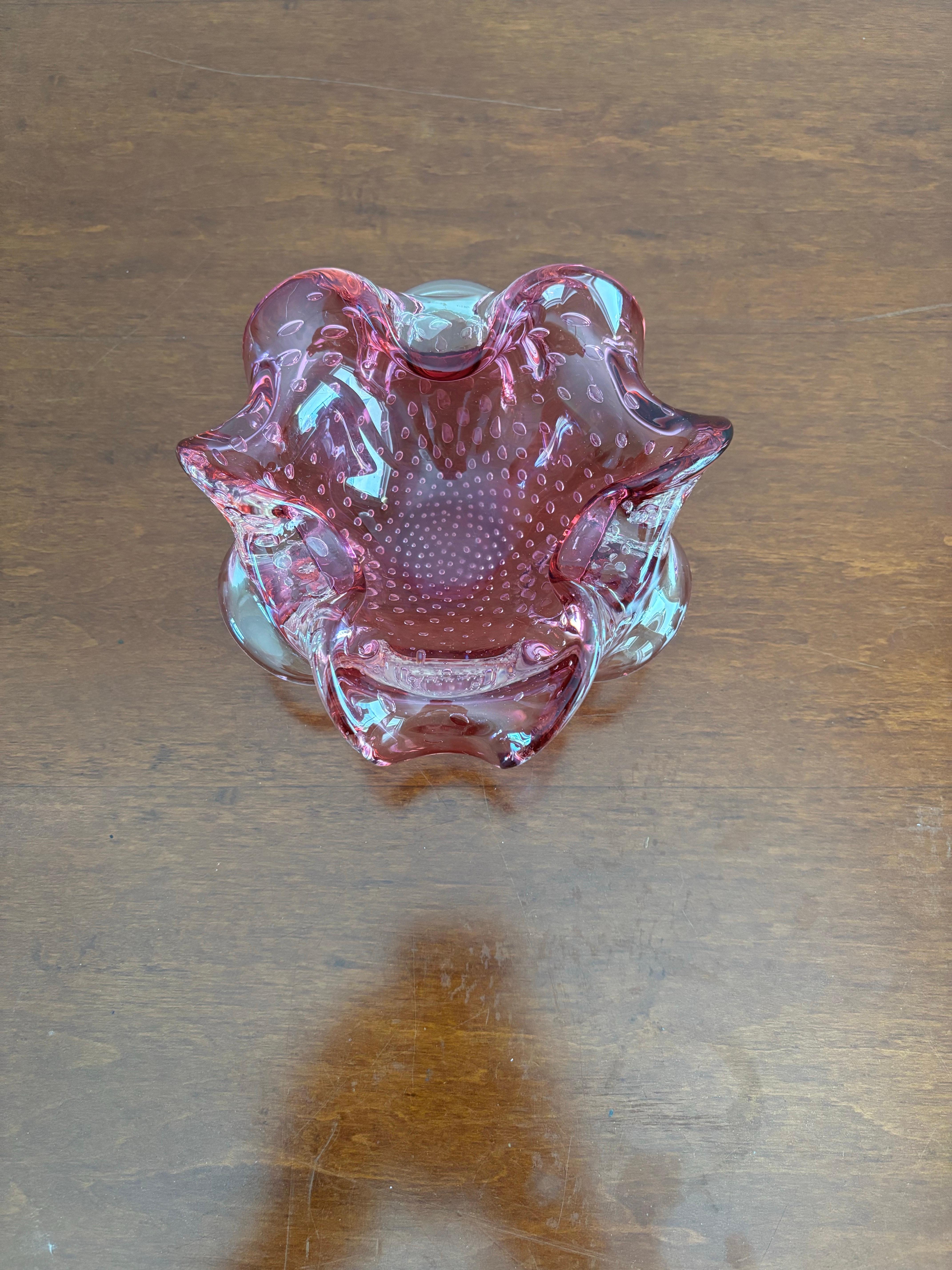 Cenicero o dulcera grande de Murano de color frambuesa y diseño de burbujas siglo XX en venta