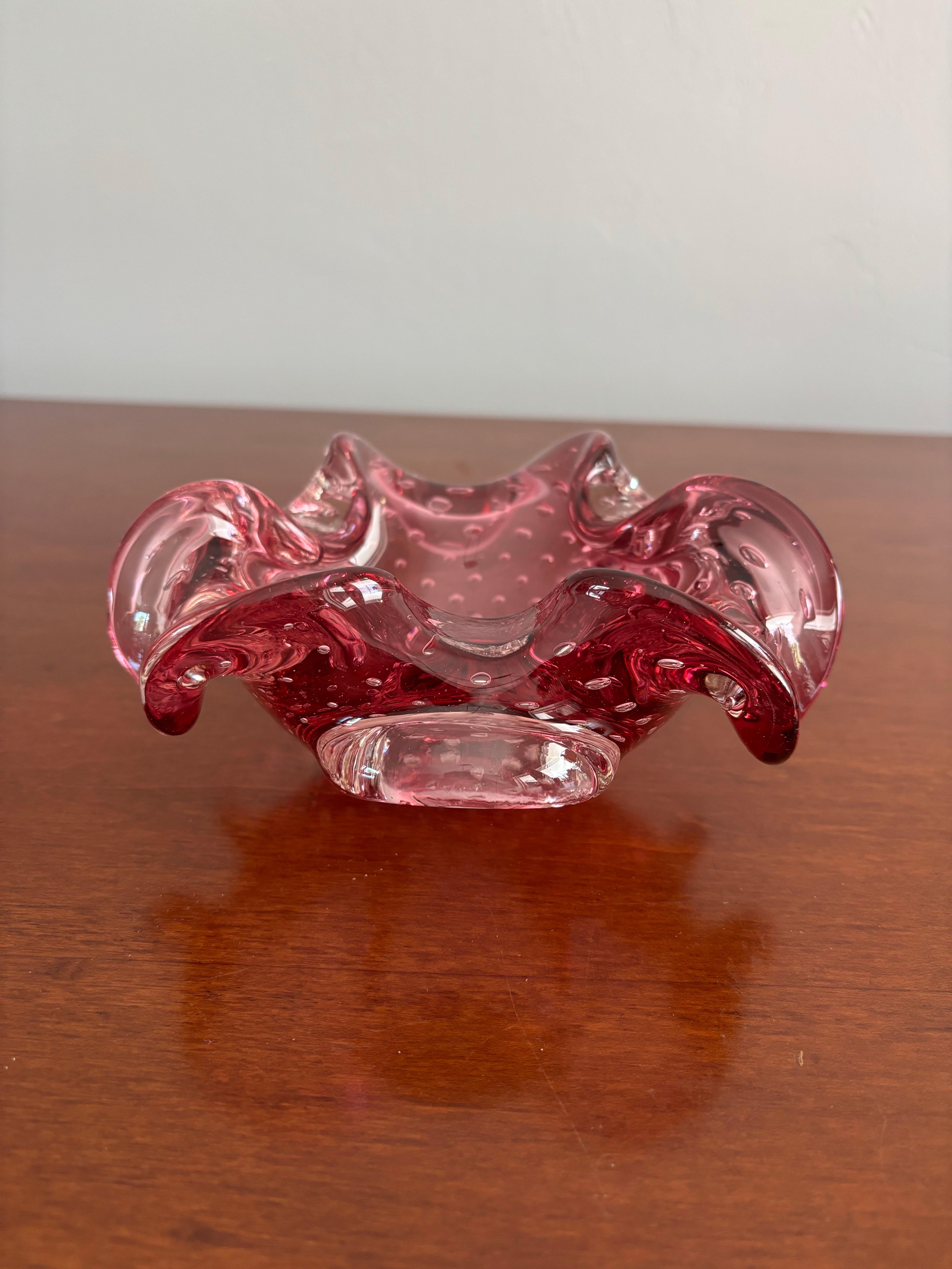 Cenicero o dulcera grande de Murano de color frambuesa y diseño de burbujas Vidrio soplado en venta