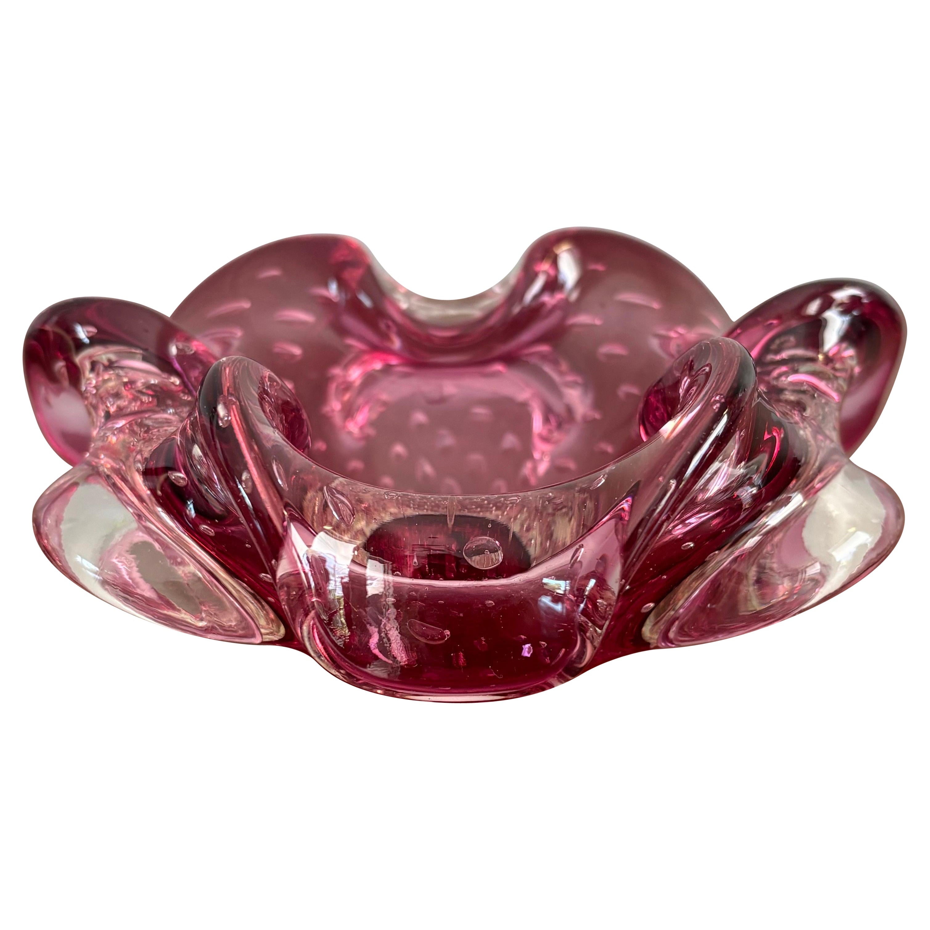 Cenicero o dulcera grande de Murano de color frambuesa y diseño de burbujas en venta