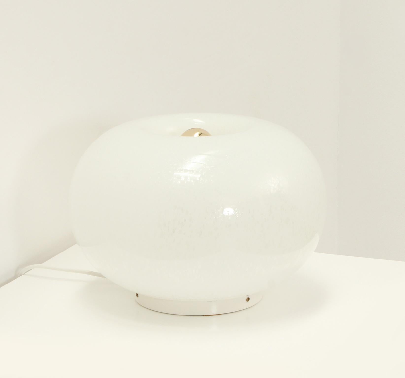 Large Murano round table lamp from 1970s, Italia. White Pulegoso Murano glass and lacquered metal base with an external bulb.