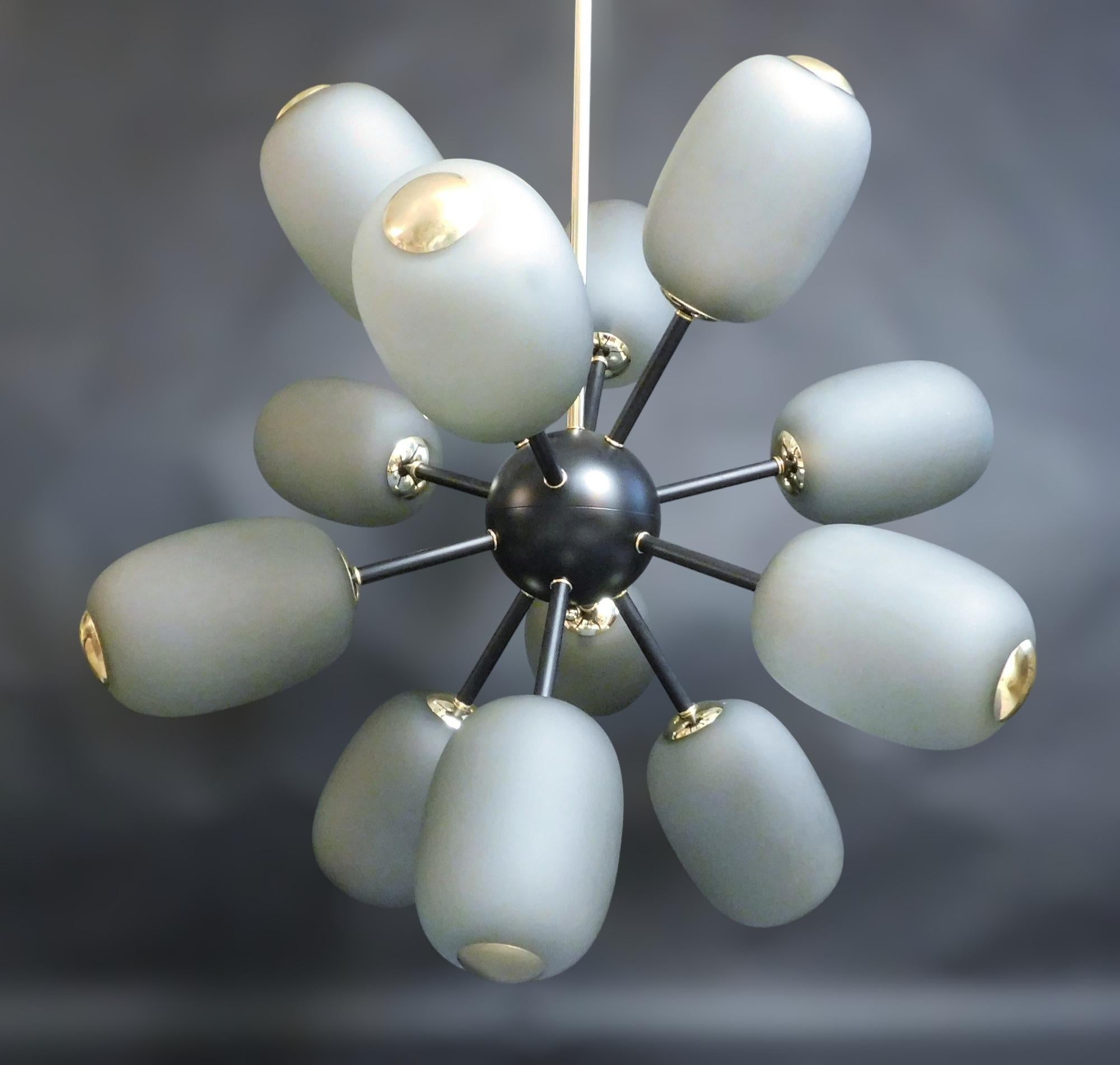 Lampadario italiano Sputnik con grandi paralumi in vetro di Murano fumé, montato su una struttura in ottone / Made in Italy
Misure: Diametro 43,5 pollici, altezza 63 pollici con asta e baldacchino inclusi.
12 luci / tipo E12 o E14 / max 40W