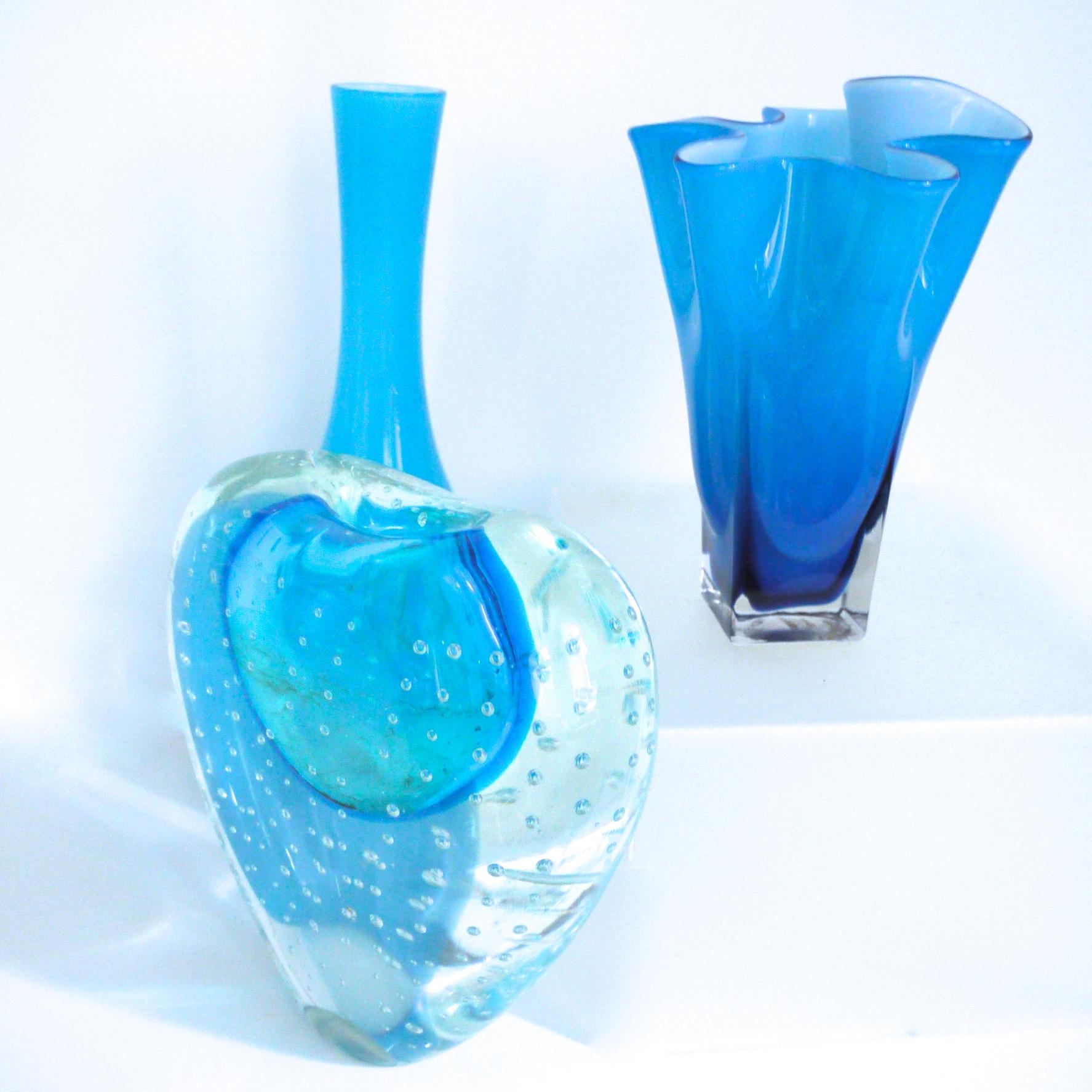 This luxury large Murano Soliflor Bullicante Sommerso from the early 1980s is hand blown and pulled. This piece would have been made by a senior glass maker.

The “serventi” nowadays the name 