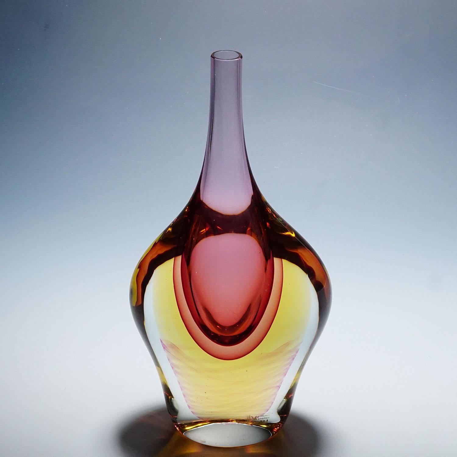 Gran Jarrón Sommerso de Murano de Vetreria Artistica Oball

Jarrón grande y pesado de cristal artístico de Murano, fabricado por Vetreria Oball con cristal sommerso transparente, amarillo y rojo. El jarrón presenta una decoración de cintas en