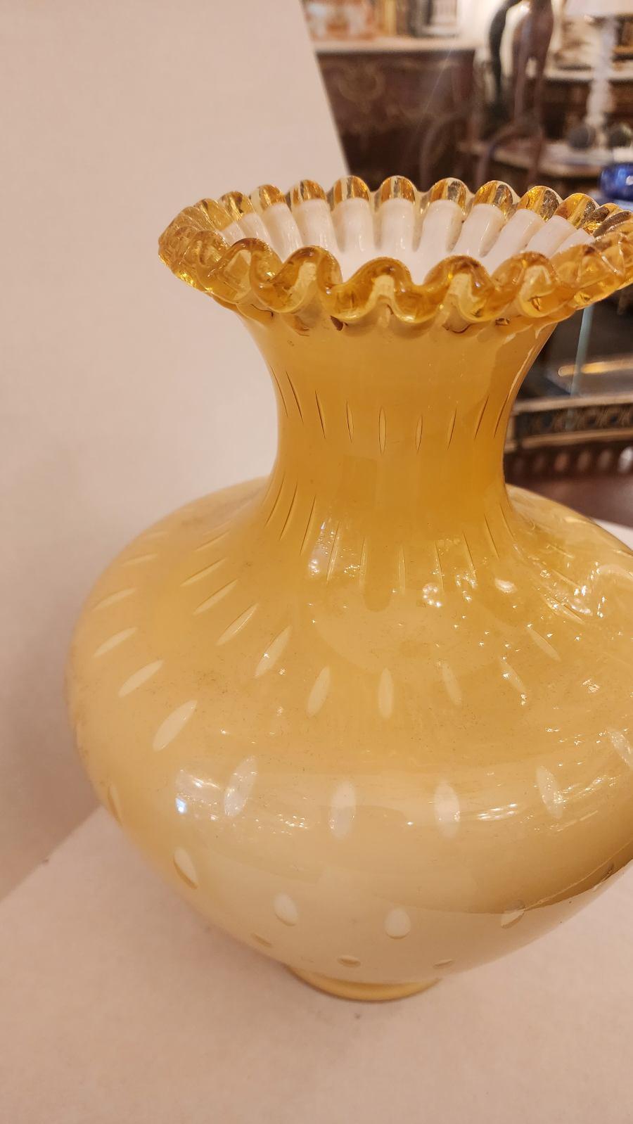 Questo annuncio presenta un grande vaso in vetro di Murano con un corpo giallo arancio e delicati Dot Dot bianchi crema su tutta la superficie, che ricordano da vicino una fragola. 

Il vetro di Murano risale al VI secolo d.C. e l'isola di Murano