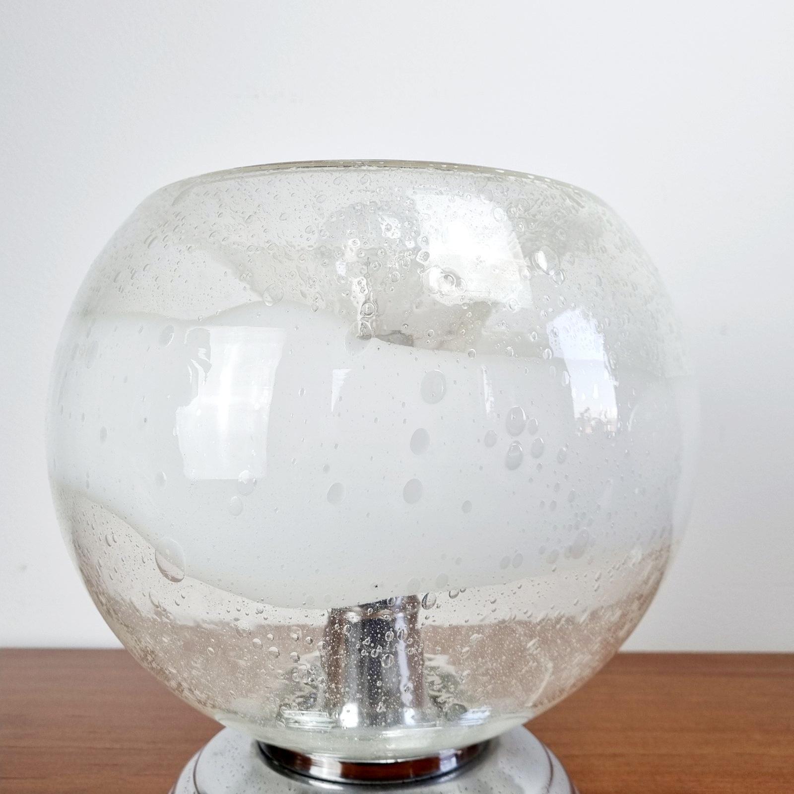 Très intéressante et rare lampe de table en verre de Murano a été conçue par Ettore Fantasia et Gino Poli pour Sothis en Italie, dans les années 60.

Il est fait de métal et de verre de Murano ; avec la technique unique 