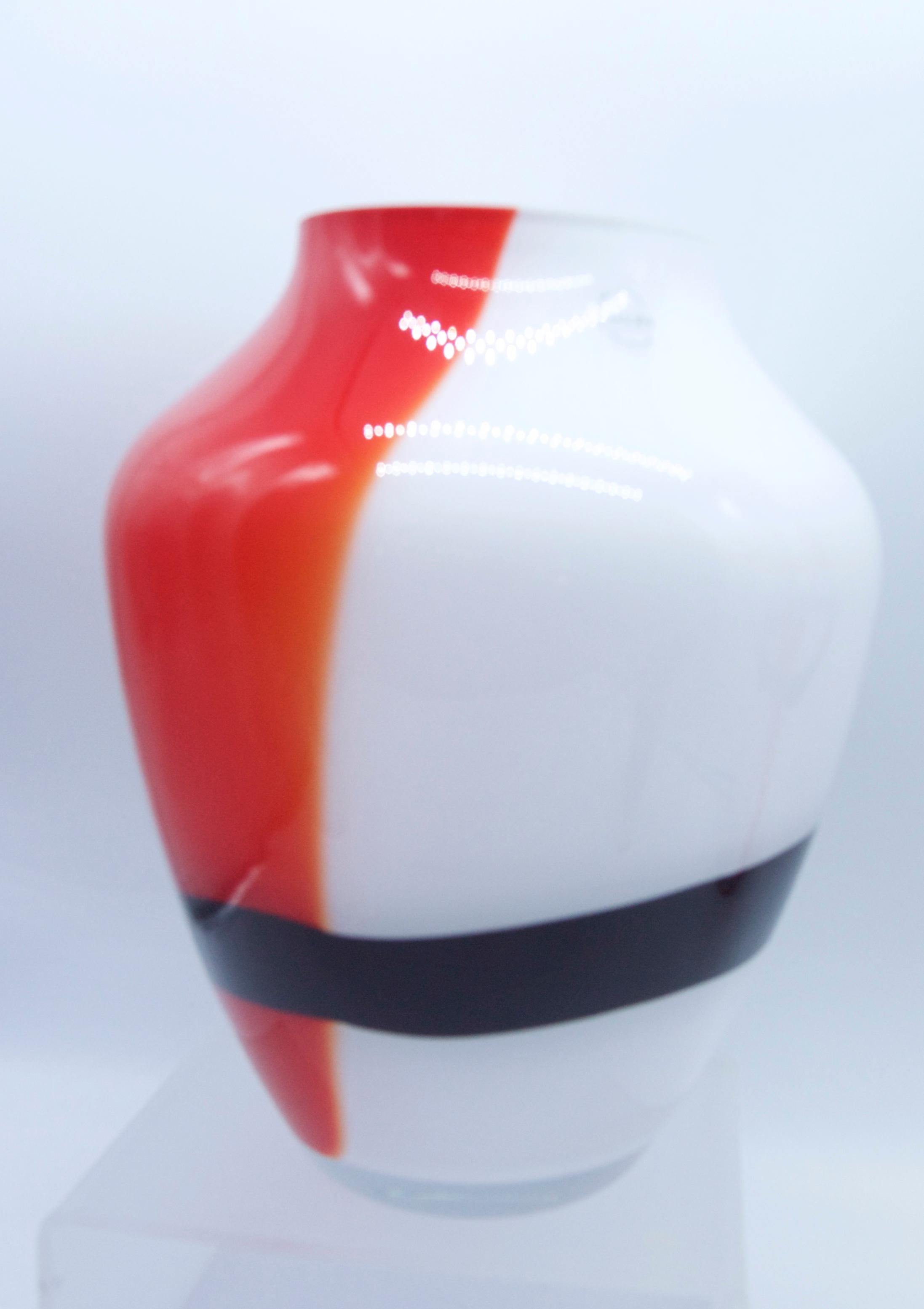 Large Murano Tri-Color Black, Red and White V Mason 2000 Boxed with Label For Sale 4