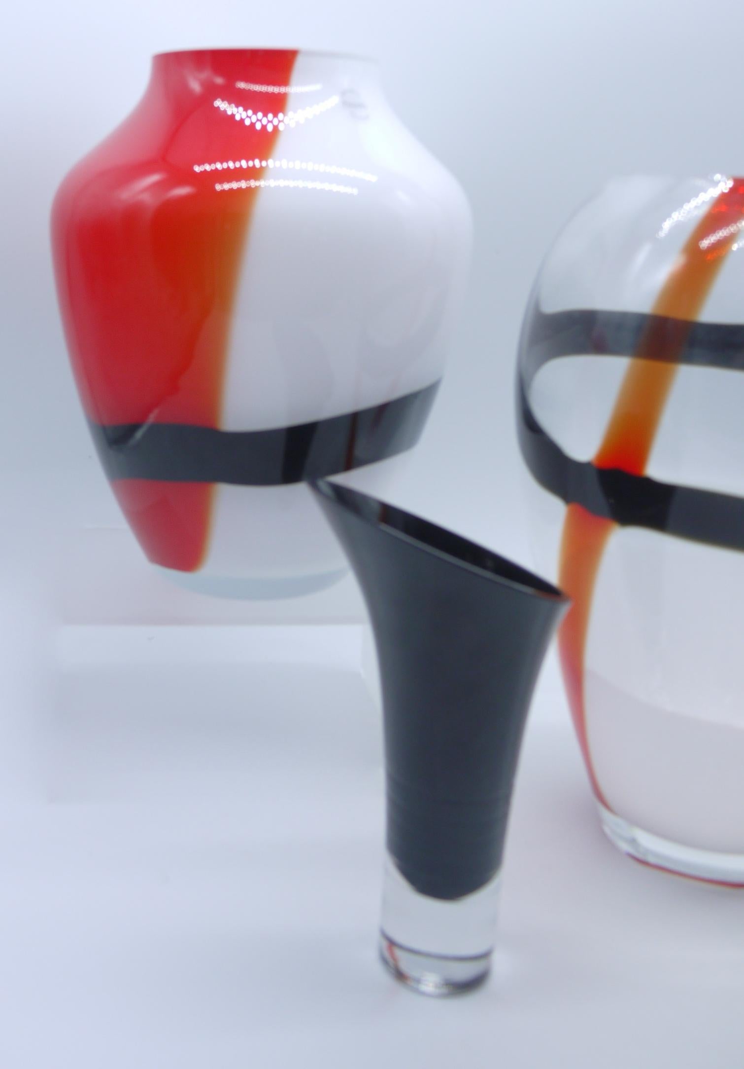 Large Murano Tri-Color Black, Red and White V Mason 2000 Boxed with Label For Sale 2