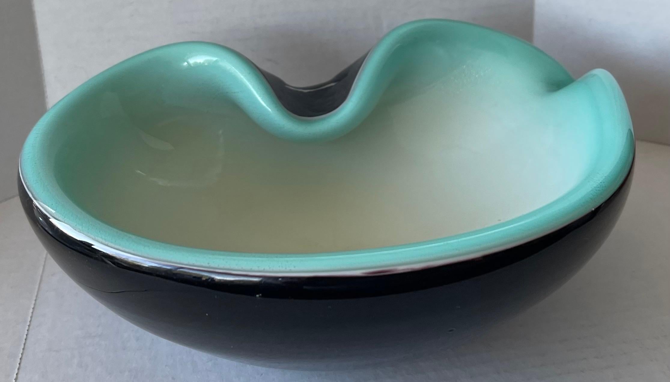 Grande posacenere o ciotola in vetro di Murano. Base in vetro nero con vetro turchese e bianco. Macchie d'oro dappertutto. Non firmato ma attribuito a Seguso.
