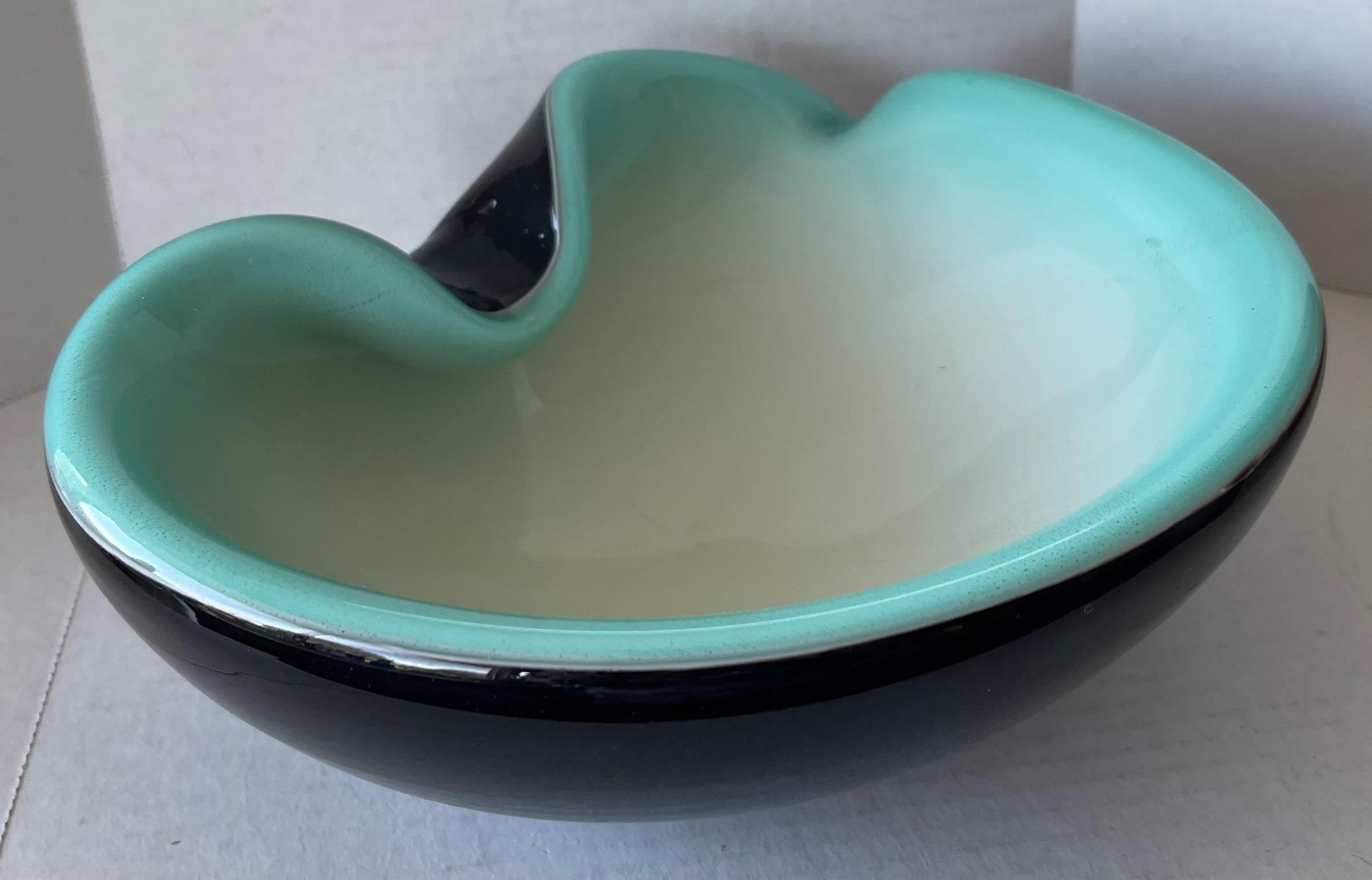 Metà XX secolo Grande posacenere o ciotola in vetro turchese di Murano in vendita