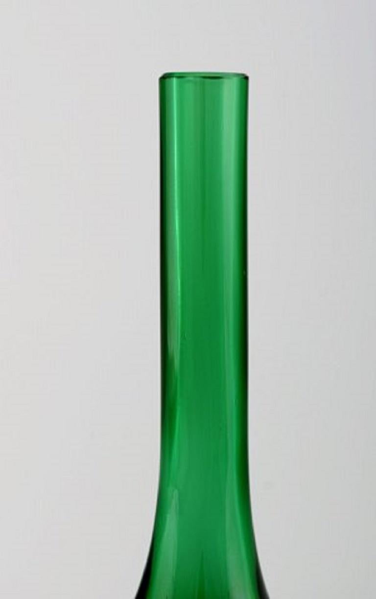 Große Murano-Vase aus mundgeblasenem Kunstglas mit schmalem Hals. Italienisches Design, 1960er Jahre.
Maße: 24.5 x 8,5 cm.
In perfektem Zustand.
Aufkleber.
